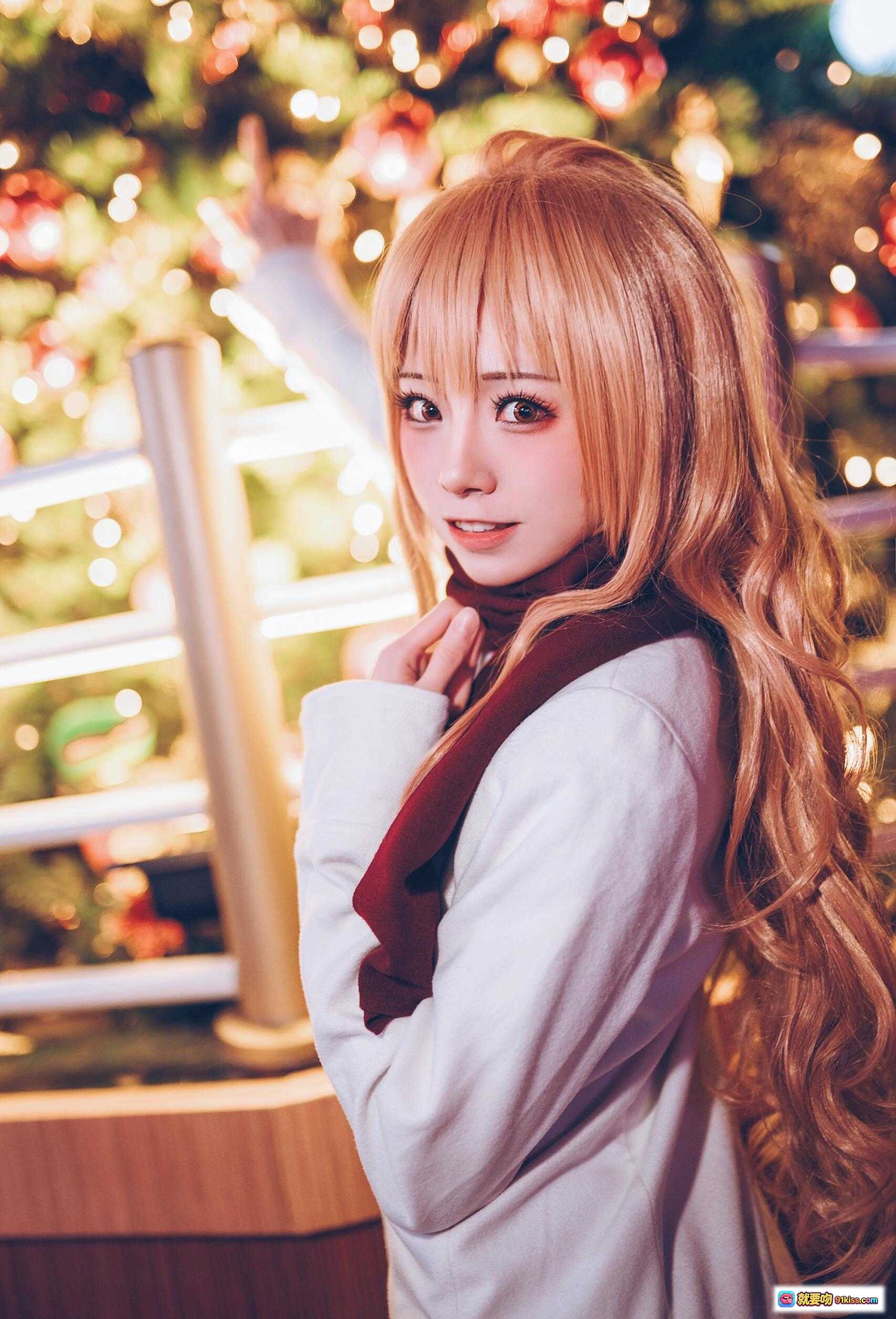 图片[8] - 逢坂大河cosplay夜景街拍 金发双马尾白外套红围巾手持面包 《龙与虎》经典角色还原 精致妆容甜美表情 - 就要吻