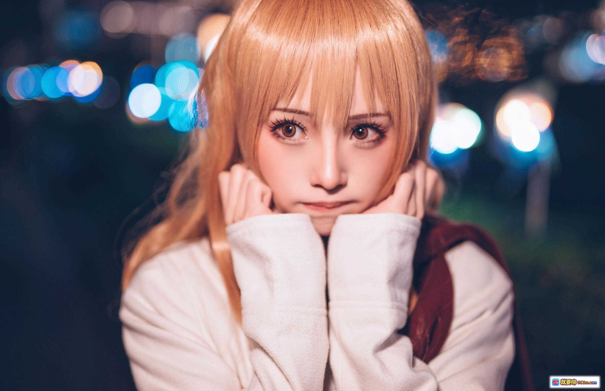 图片[10] - 逢坂大河cosplay夜景街拍 金发双马尾白外套红围巾手持面包 《龙与虎》经典角色还原 精致妆容甜美表情 - 就要吻