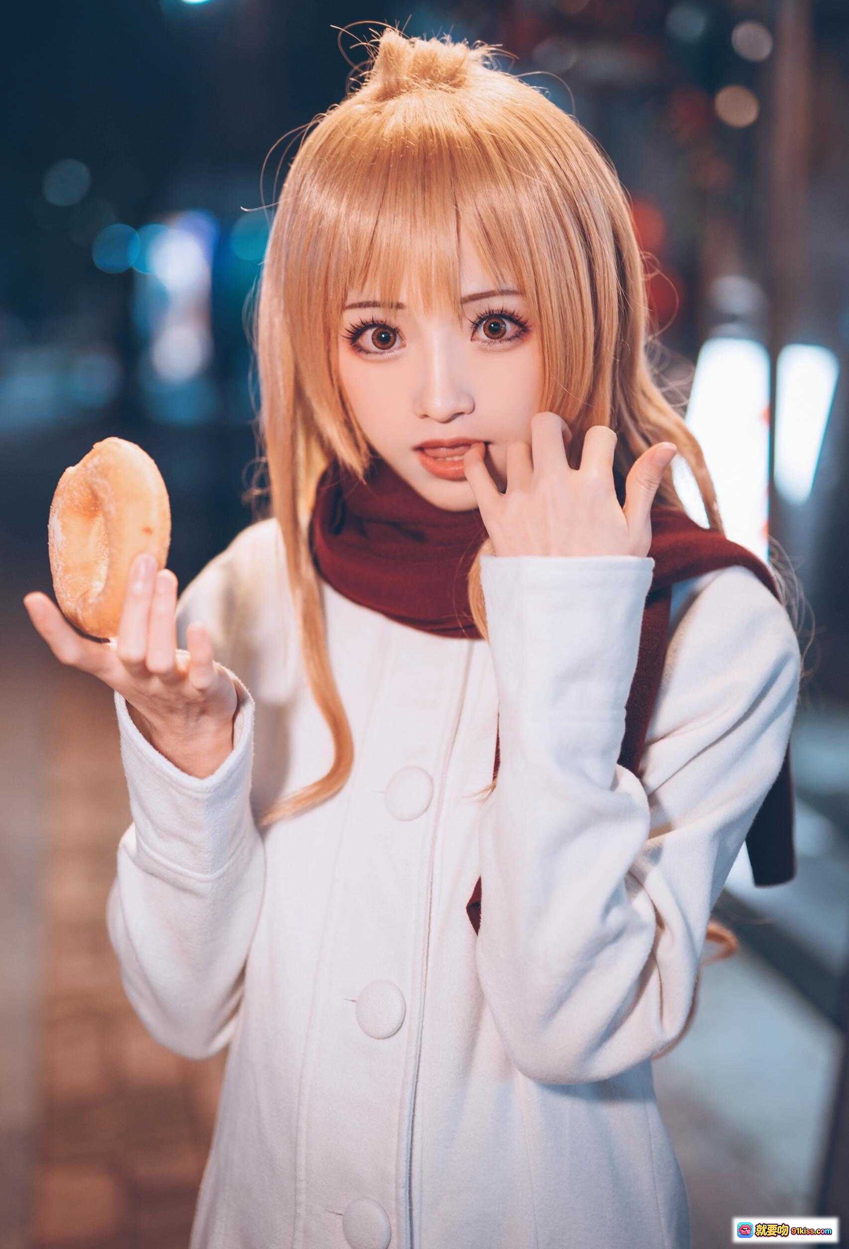 图片[7] - 逢坂大河cosplay夜景街拍 金发双马尾白外套红围巾手持面包 《龙与虎》经典角色还原 精致妆容甜美表情 - 就要吻