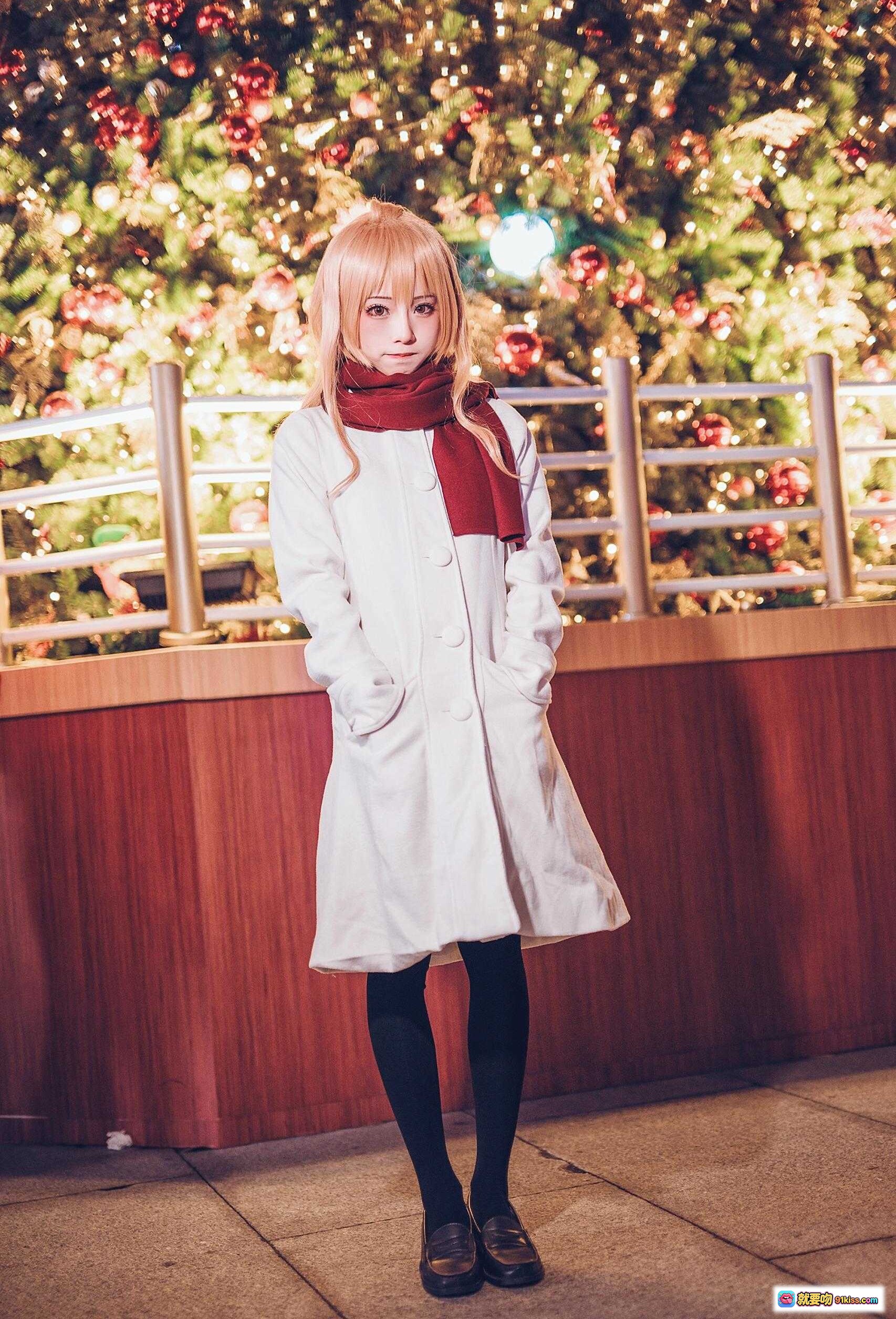 图片[9] - 逢坂大河cosplay夜景街拍 金发双马尾白外套红围巾手持面包 《龙与虎》经典角色还原 精致妆容甜美表情 - 就要吻