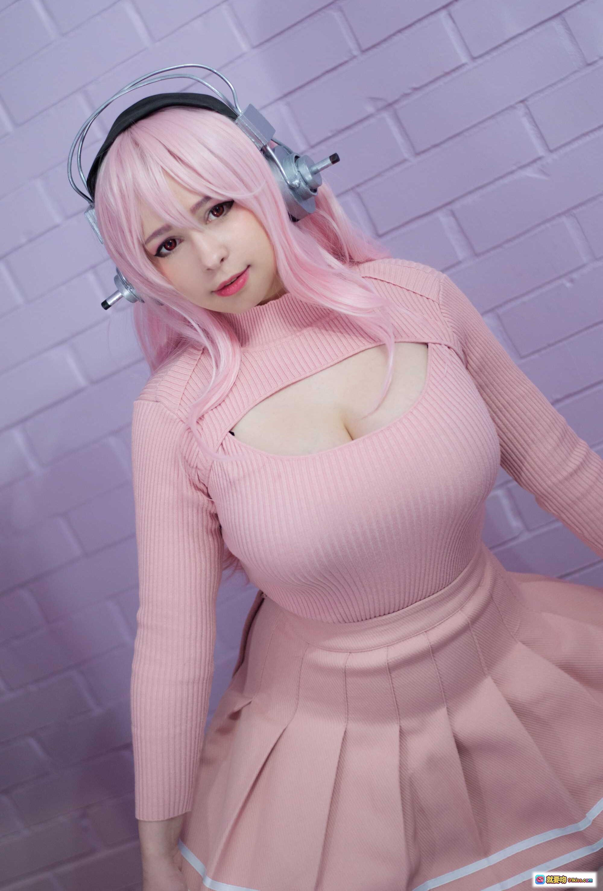 图片[1] - 014 Yoshinobi – Super Sonico Cosplay 粉色长发+耳机+镂空针织上衣+百褶裙 甜美动漫角色还原写真 - 就要吻