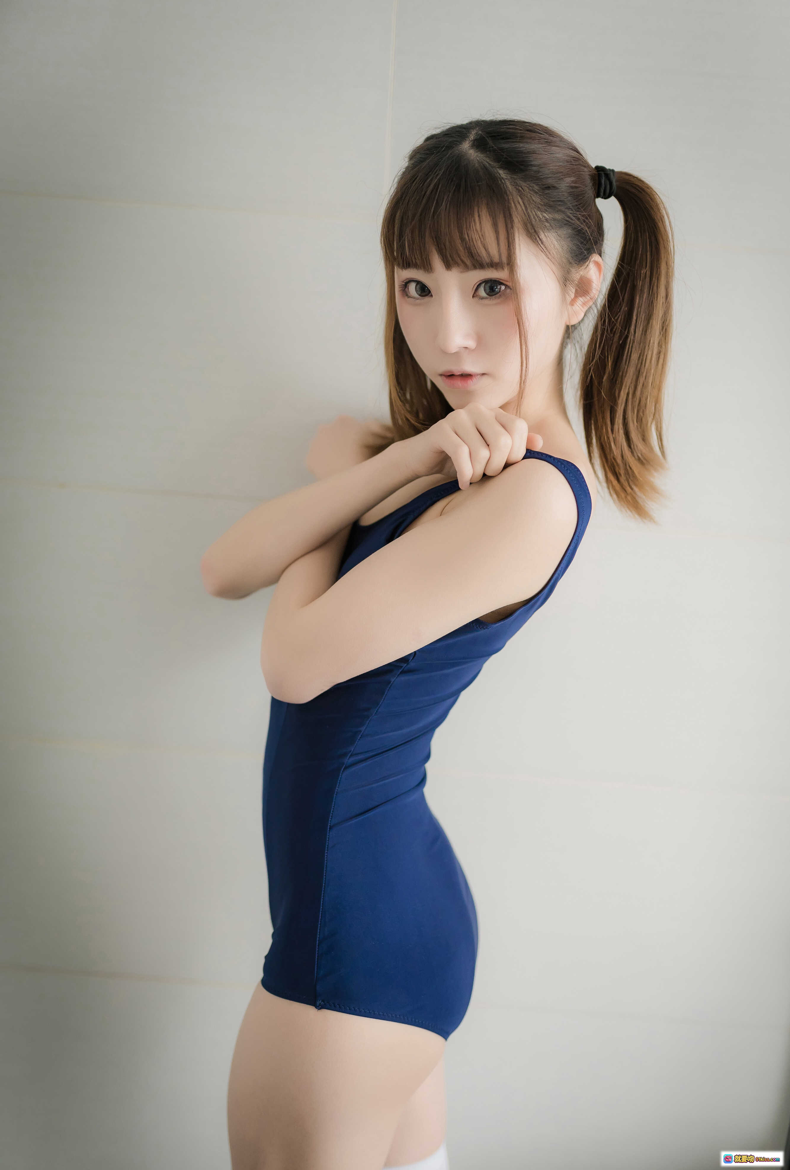 图片[2] - Kitaro绮太郎NO.043泳装JK少女写真 43P高清美图 蓝色连体泳衣马尾发型浴室镜前私房照 - 就要吻