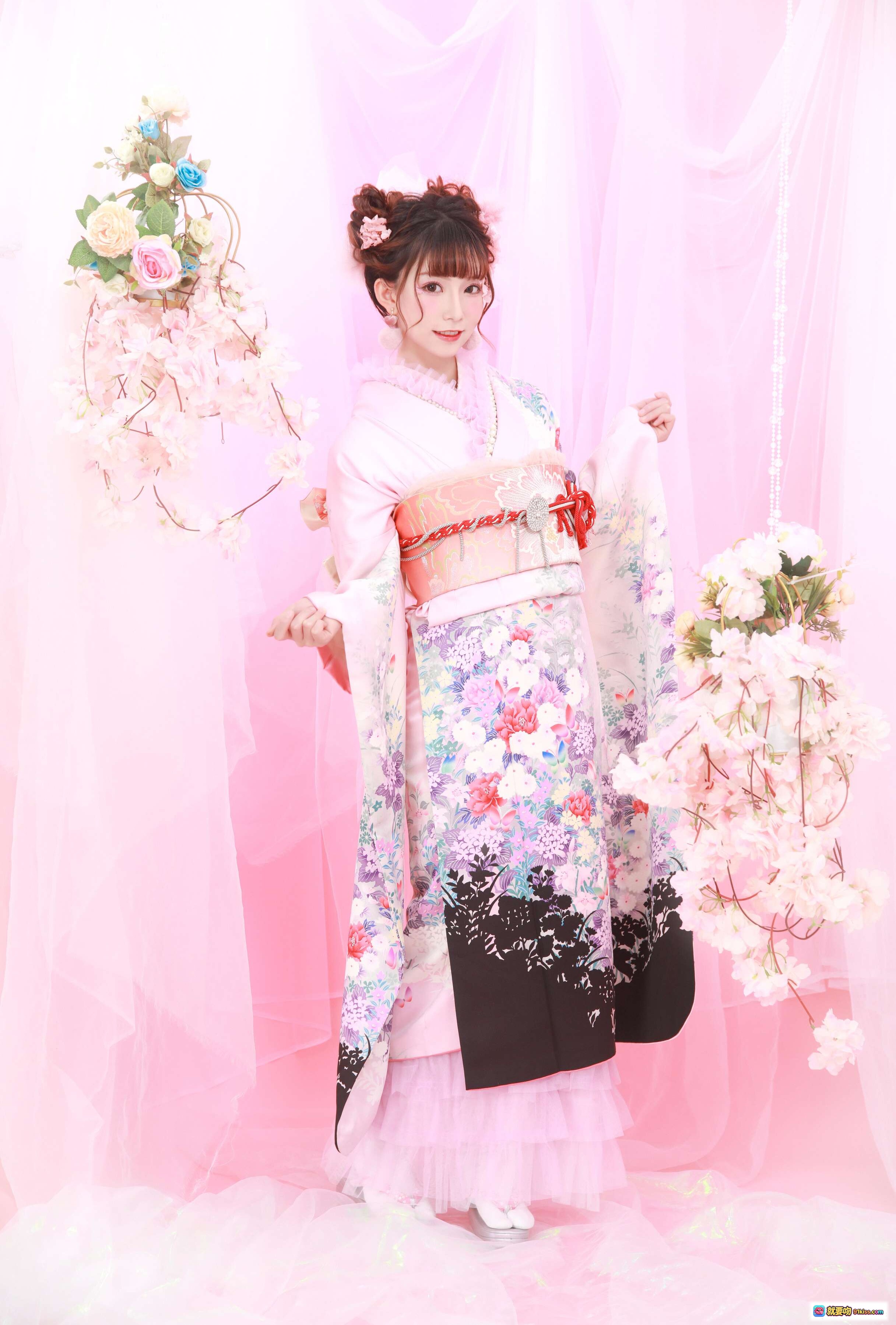图片[4] - 和服少女写真 | 粉色樱花背景 | 日系甜美风 | 精致发饰与花环 | 传统浴衣造型 | 清新少女感 | 摄影棚柔光拍摄 - 就要吻