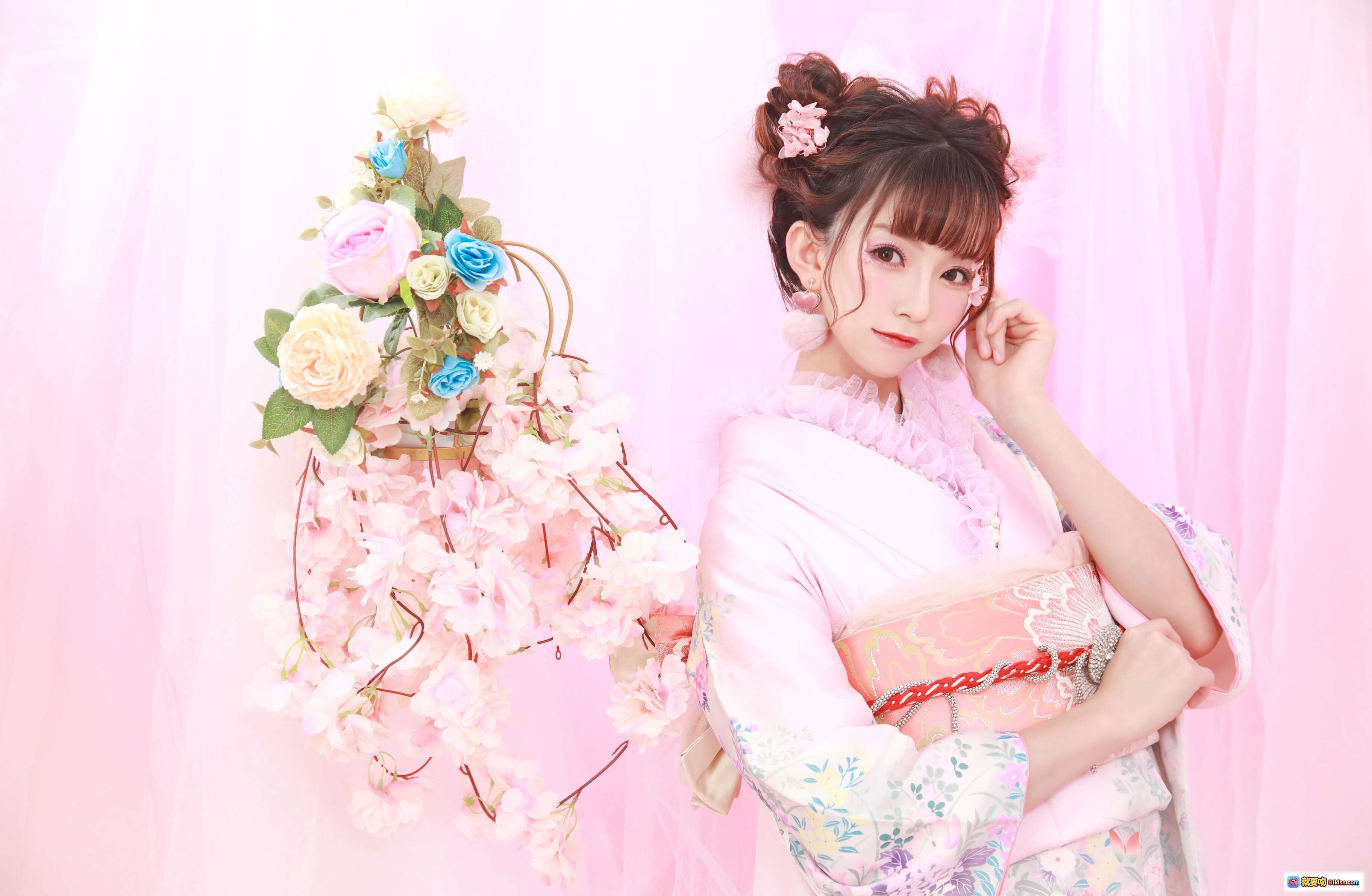 图片[3] - 和服少女写真 | 粉色樱花背景 | 日系甜美风 | 精致发饰与花环 | 传统浴衣造型 | 清新少女感 | 摄影棚柔光拍摄 - 就要吻