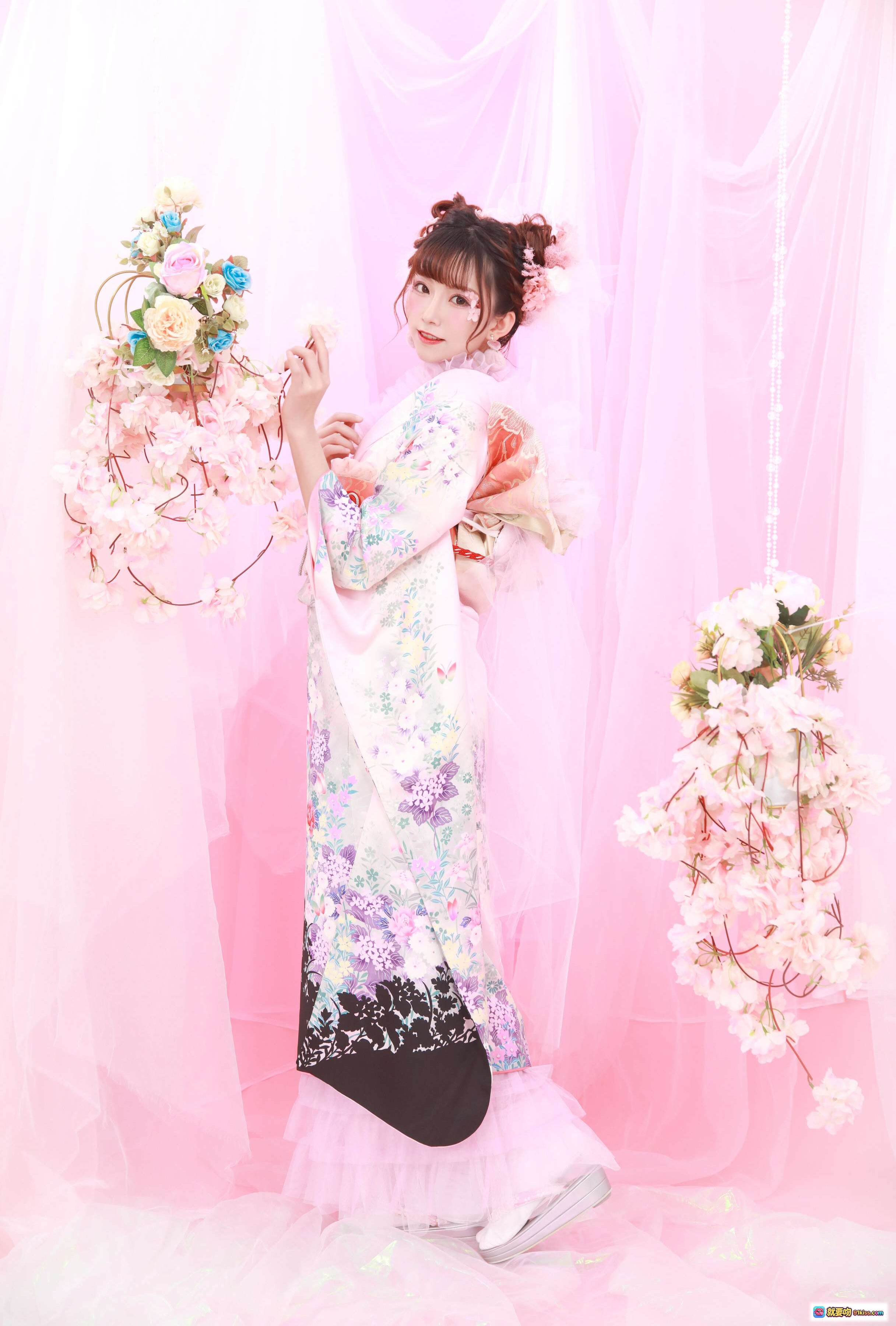 图片[5] - 和服少女写真 | 粉色樱花背景 | 日系甜美风 | 精致发饰与花环 | 传统浴衣造型 | 清新少女感 | 摄影棚柔光拍摄 - 就要吻