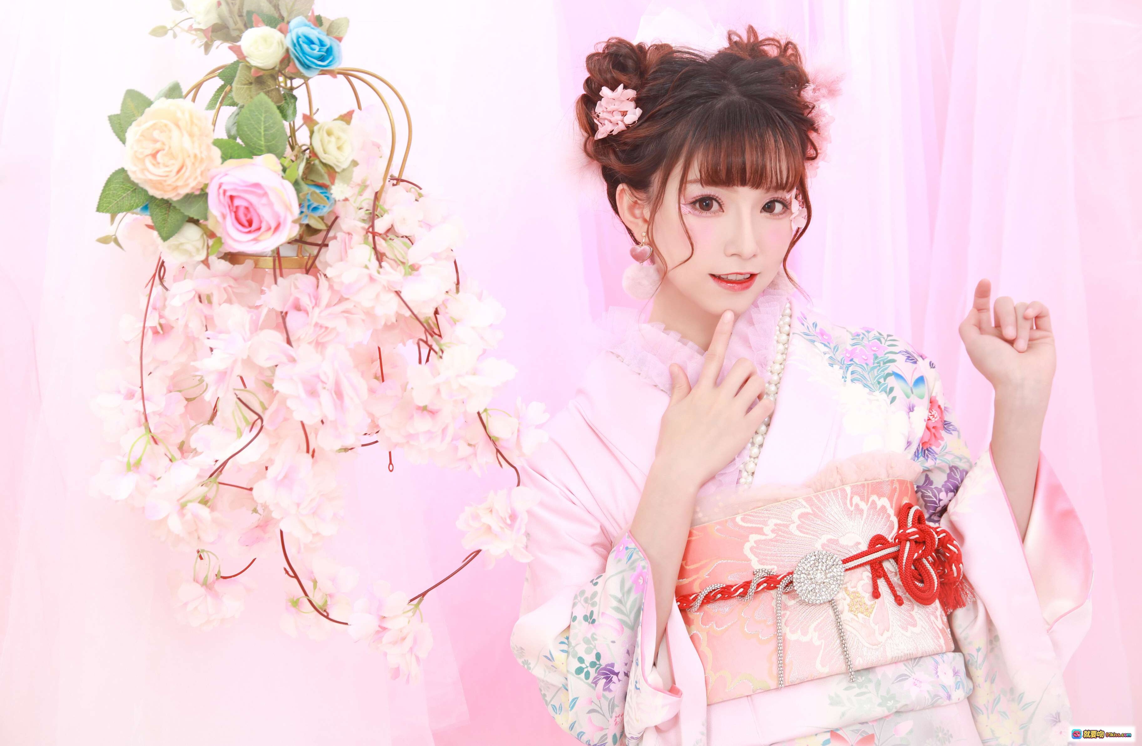 图片[1] - 和服少女写真 | 粉色樱花背景 | 日系甜美风 | 精致发饰与花环 | 传统浴衣造型 | 清新少女感 | 摄影棚柔光拍摄 - 就要吻
