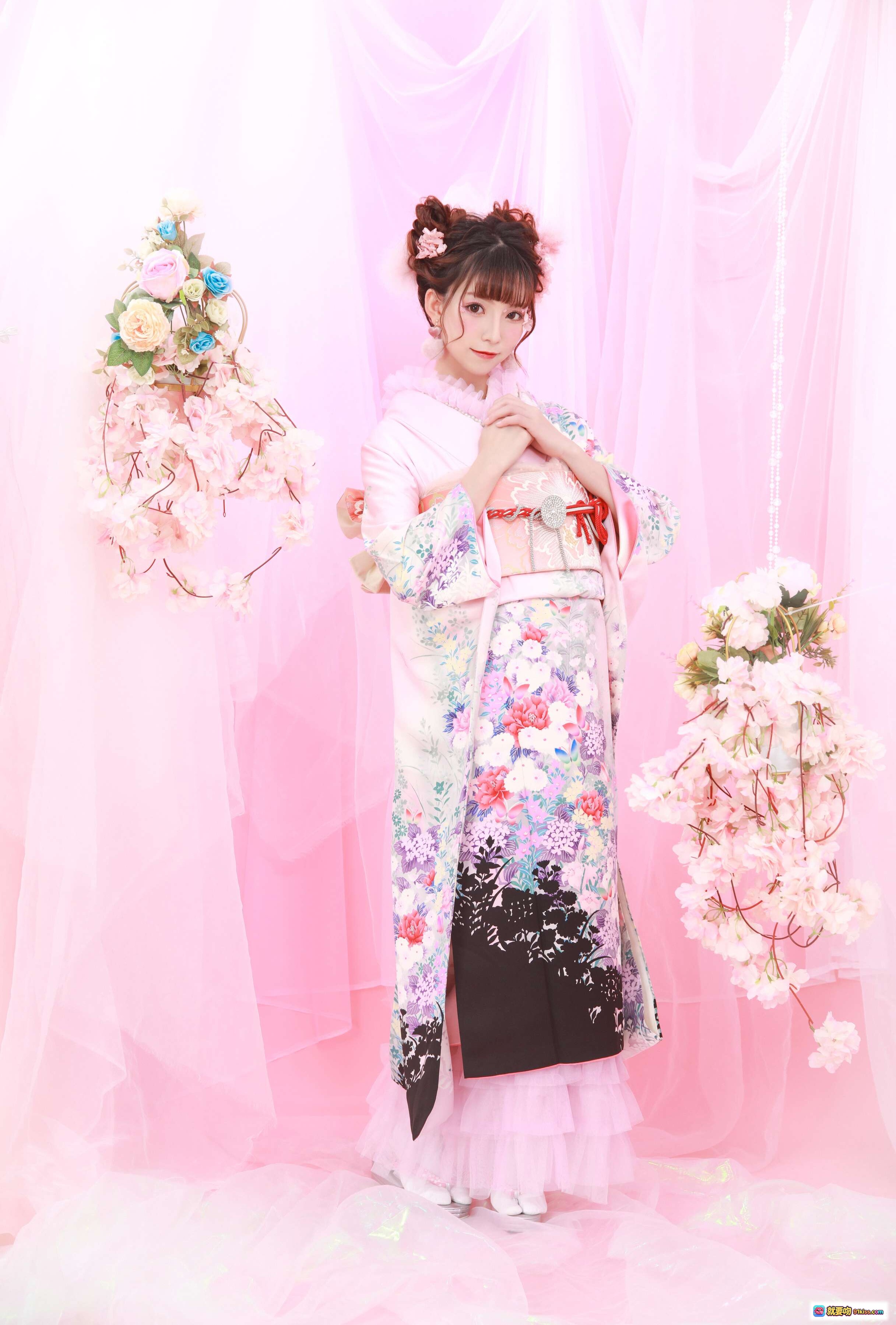 图片[7] - 和服少女写真 | 粉色樱花背景 | 日系甜美风 | 精致发饰与花环 | 传统浴衣造型 | 清新少女感 | 摄影棚柔光拍摄 - 就要吻