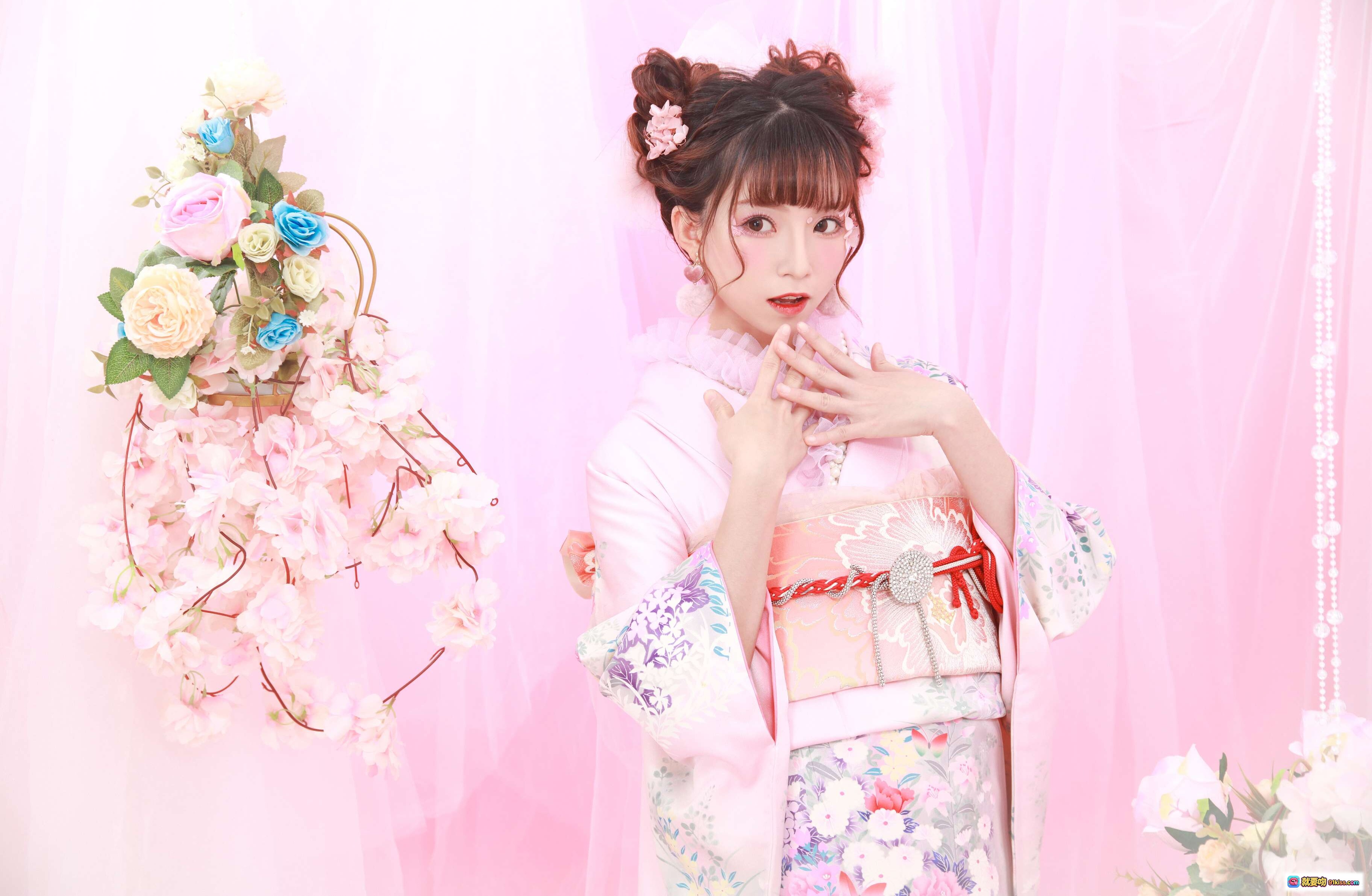 图片[2] - 和服少女写真 | 粉色樱花背景 | 日系甜美风 | 精致发饰与花环 | 传统浴衣造型 | 清新少女感 | 摄影棚柔光拍摄 - 就要吻