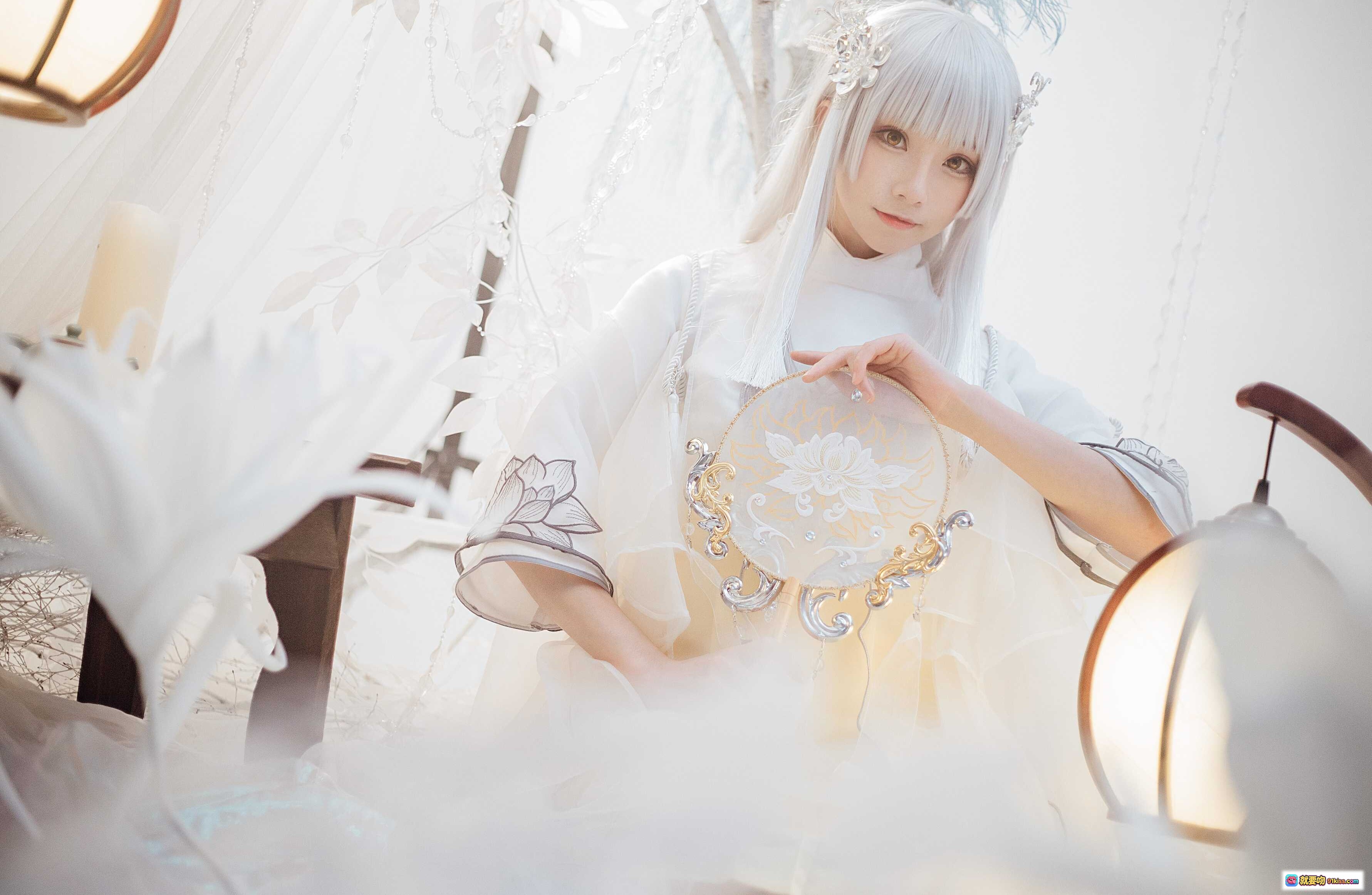 图片[4] - Kitaro绮太郎NO.084镇魔曲2.0古风cos写真·银发仙气少女·白色汉服持扇·唯美梦幻布景·精致发饰灯笼光影 - 就要吻