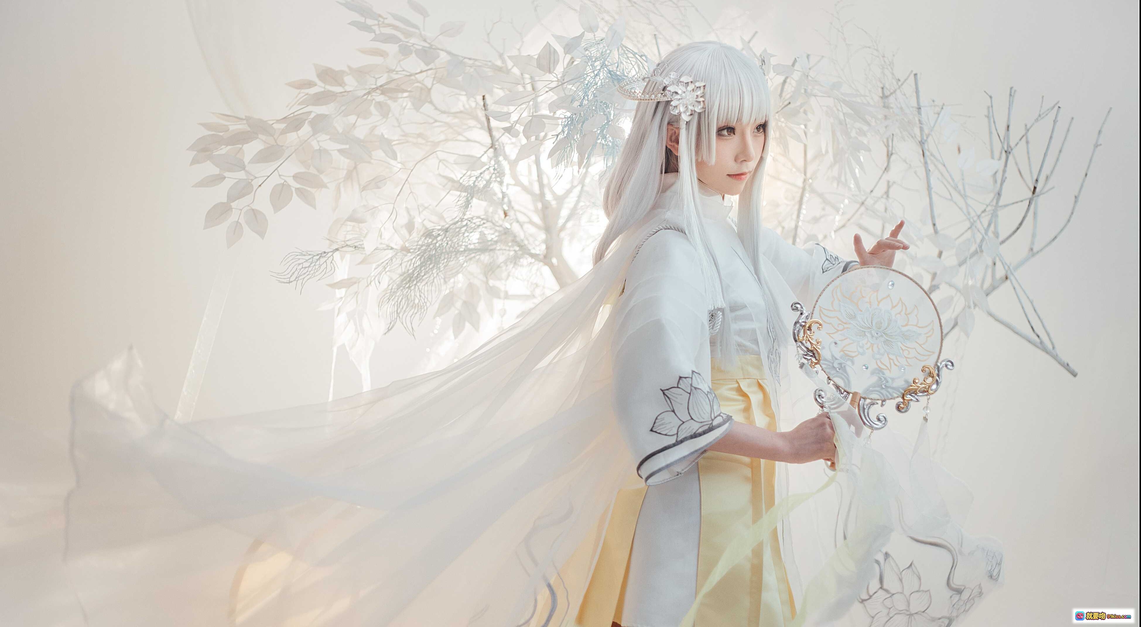 图片[10] - Kitaro绮太郎NO.084镇魔曲2.0古风cos写真·银发仙气少女·白色汉服持扇·唯美梦幻布景·精致发饰灯笼光影 - 就要吻