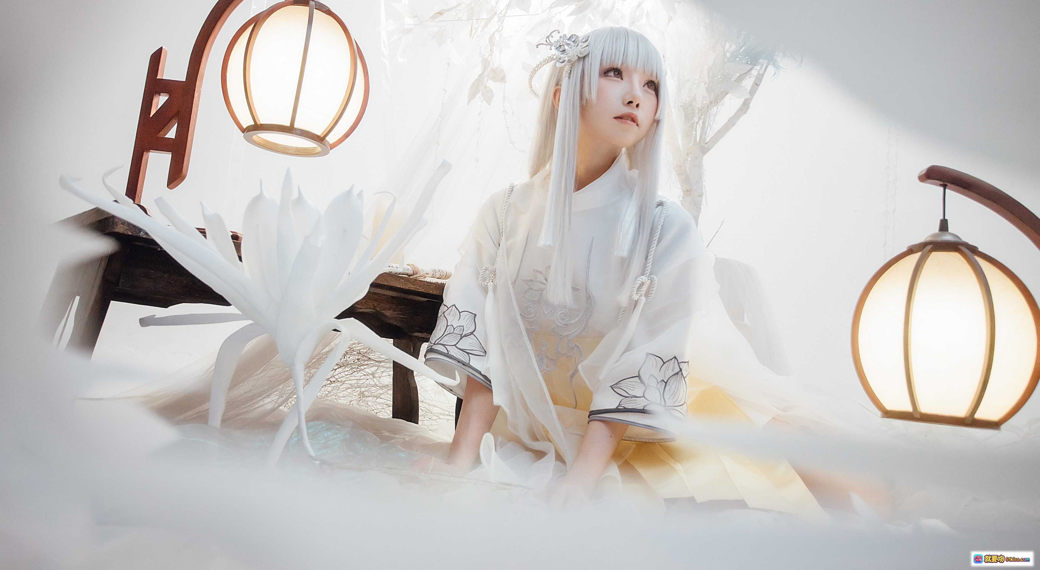 图片[5] - Kitaro绮太郎NO.084镇魔曲2.0古风cos写真·银发仙气少女·白色汉服持扇·唯美梦幻布景·精致发饰灯笼光影 - 就要吻