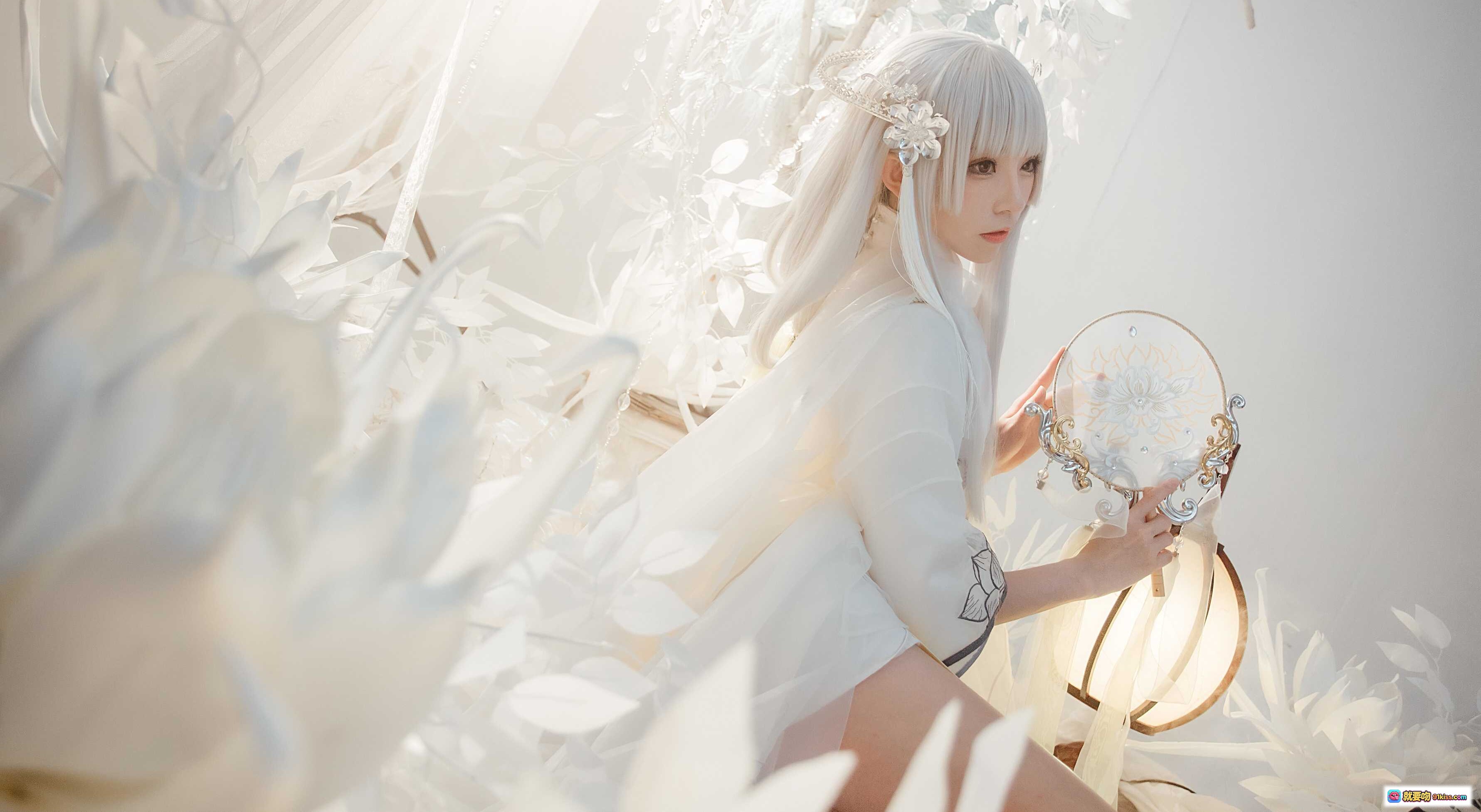图片[8] - Kitaro绮太郎NO.084镇魔曲2.0古风cos写真·银发仙气少女·白色汉服持扇·唯美梦幻布景·精致发饰灯笼光影 - 就要吻