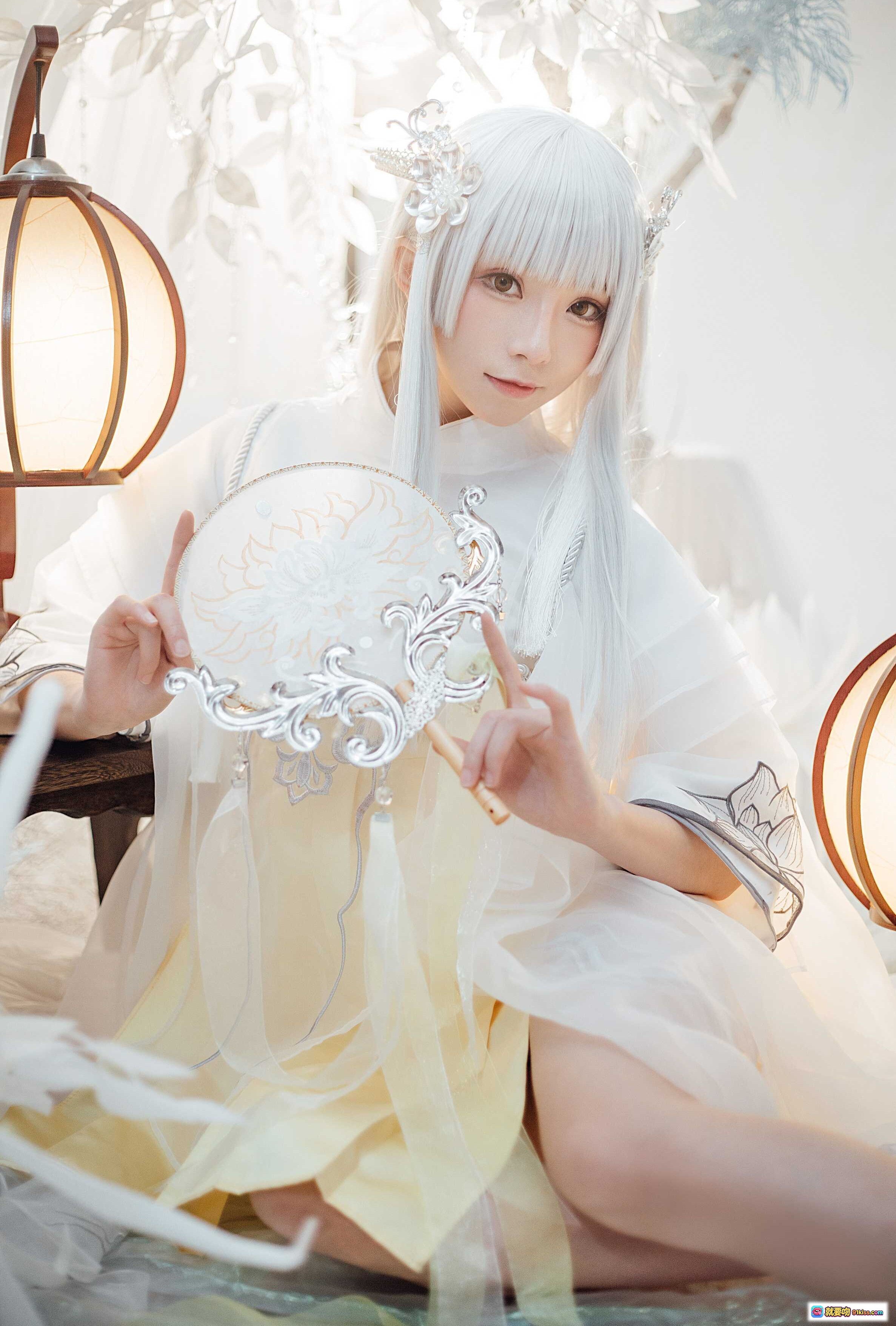 图片[1] - Kitaro绮太郎NO.084镇魔曲2.0古风cos写真·银发仙气少女·白色汉服持扇·唯美梦幻布景·精致发饰灯笼光影 - 就要吻