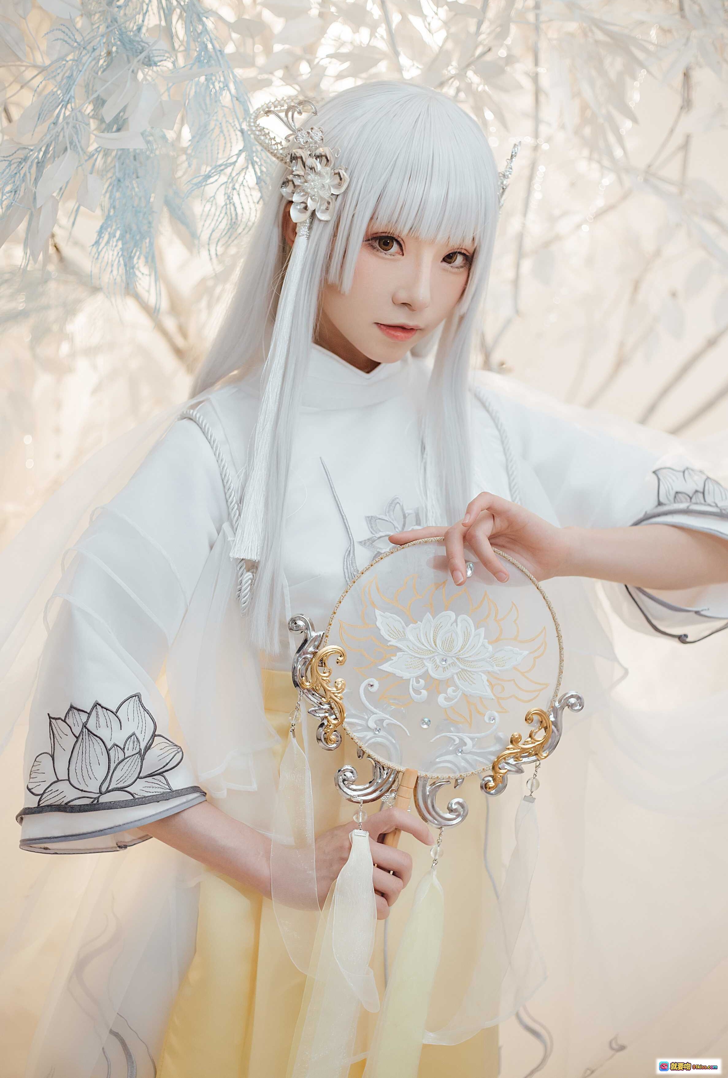 图片[6] - Kitaro绮太郎NO.084镇魔曲2.0古风cos写真·银发仙气少女·白色汉服持扇·唯美梦幻布景·精致发饰灯笼光影 - 就要吻
