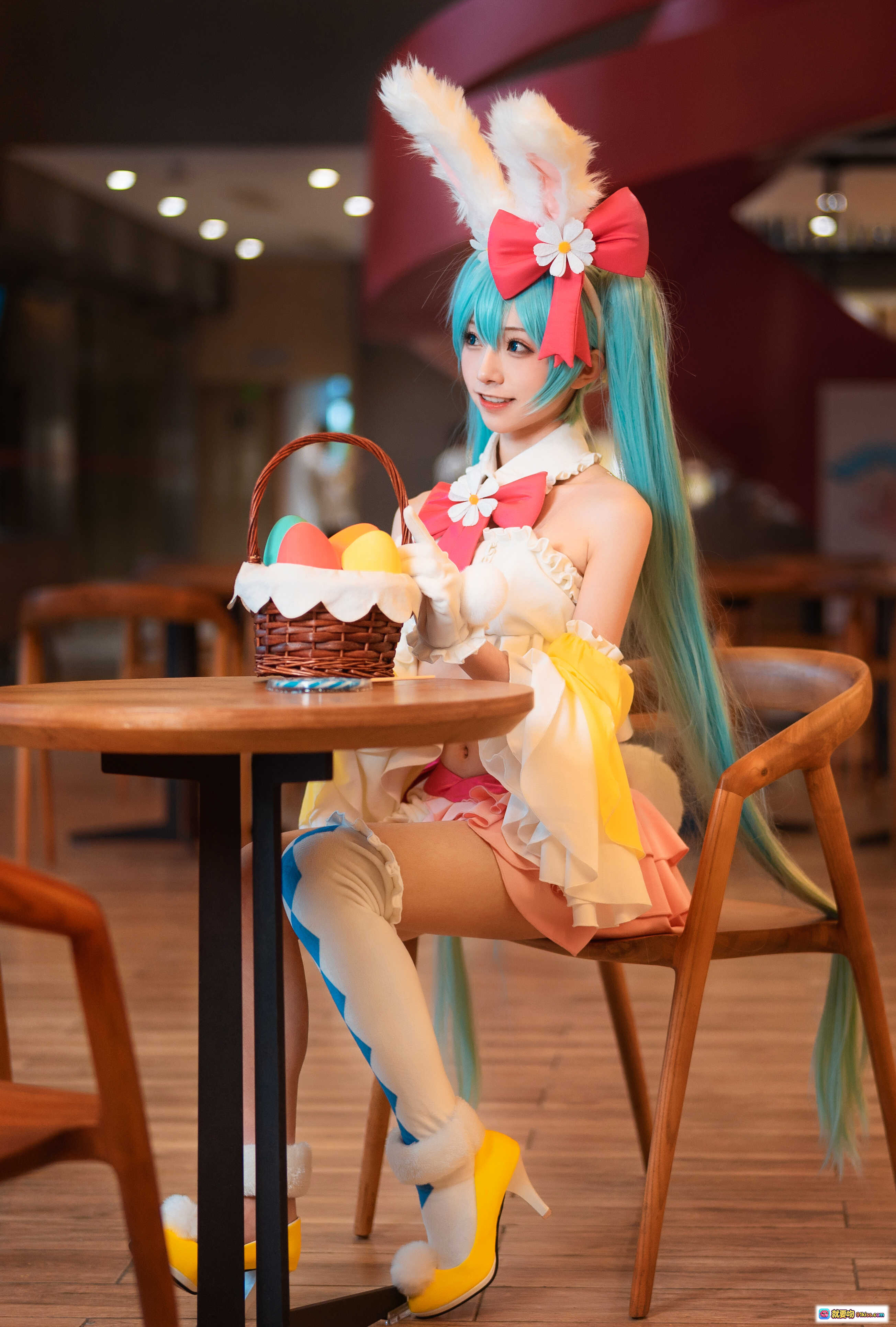 图片[6] - 初音未来兔女郎Cosplay写真 | 蓝发双马尾+兔耳蝴蝶结+糖果棒+蕾丝短裙 | Kitaro绮太郎NO.087高清9P - 就要吻