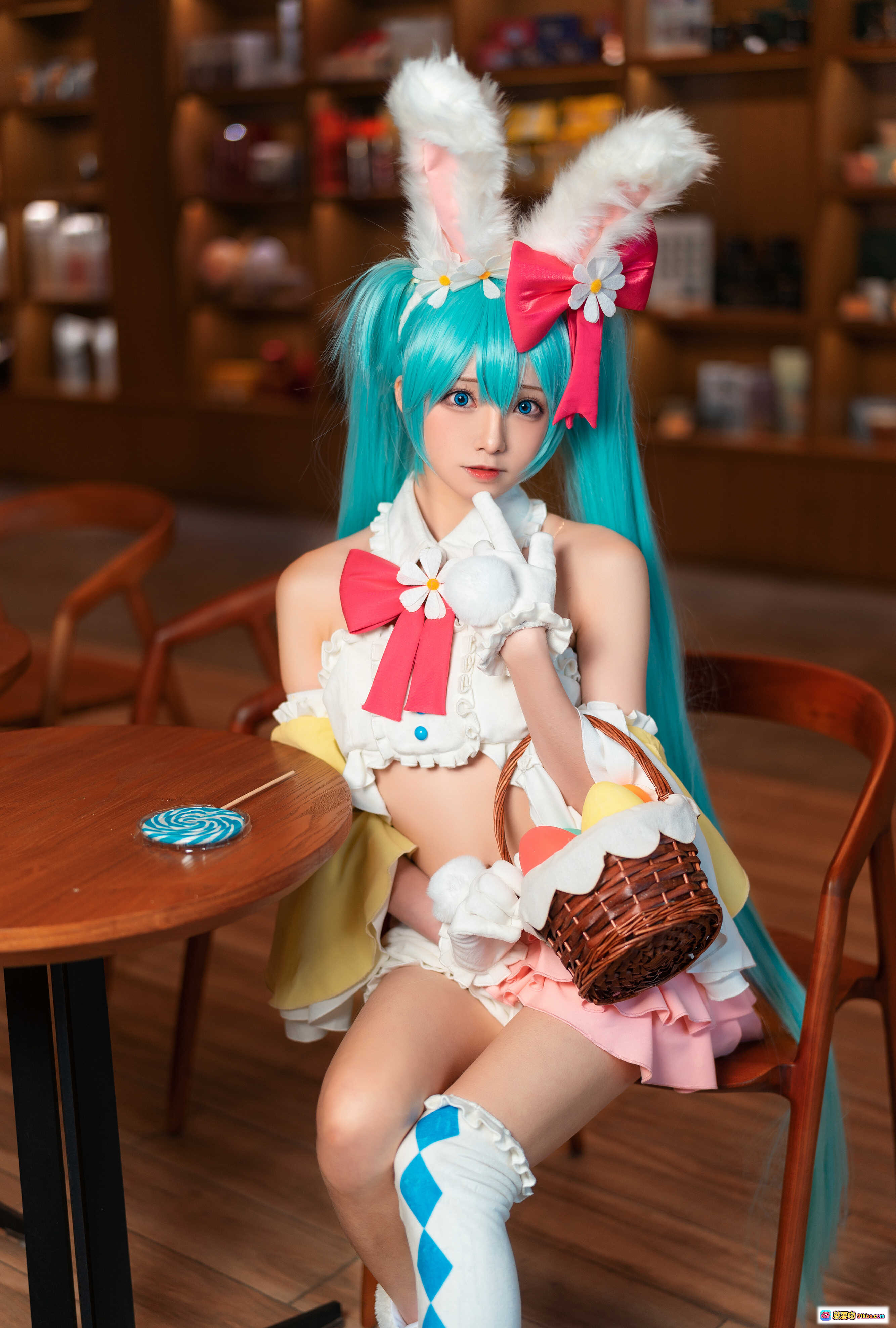图片[4] - 初音未来兔女郎Cosplay写真 | 蓝发双马尾+兔耳蝴蝶结+糖果棒+蕾丝短裙 | Kitaro绮太郎NO.087高清9P - 就要吻