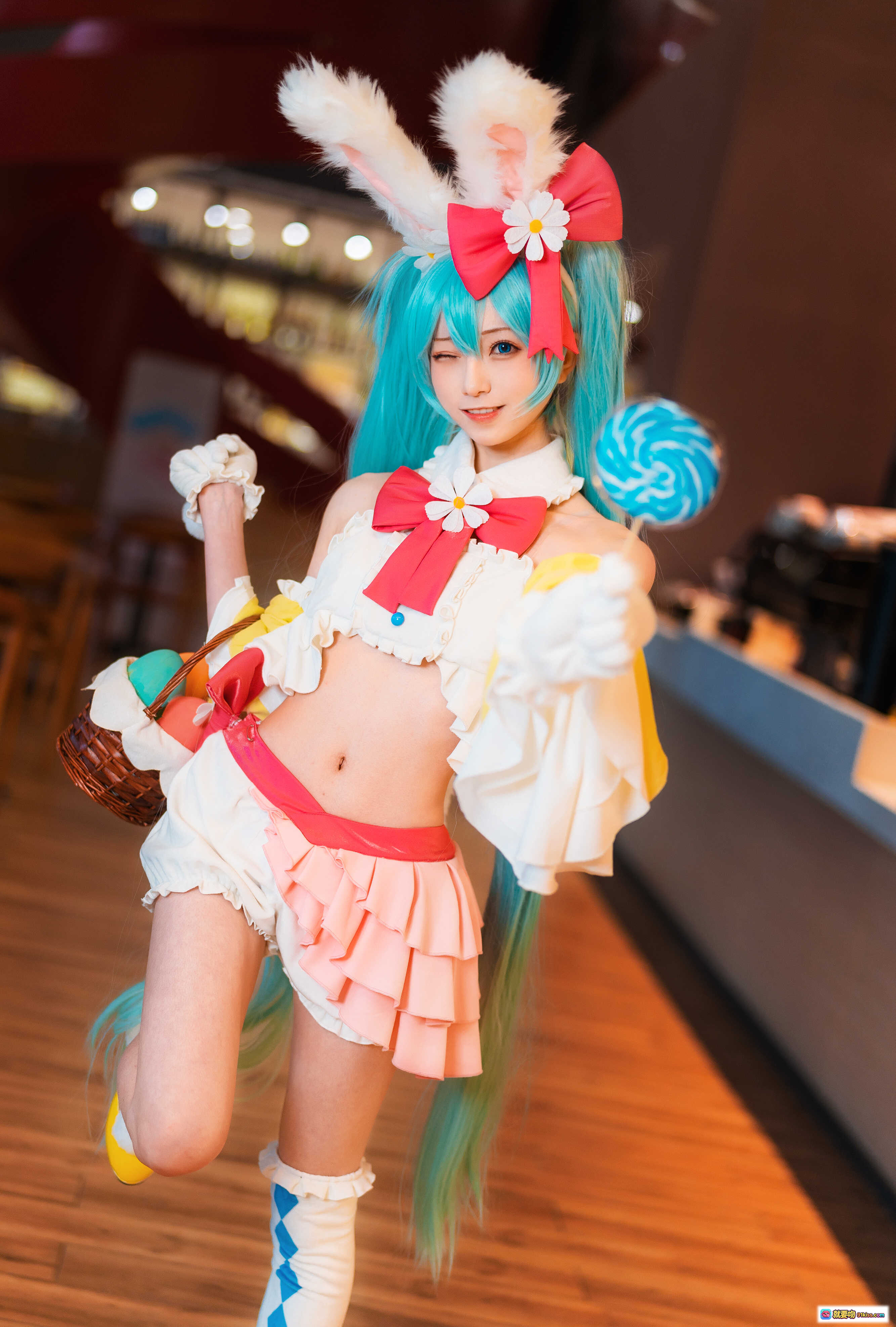 图片[1] - 初音未来兔女郎Cosplay写真 | 蓝发双马尾+兔耳蝴蝶结+糖果棒+蕾丝短裙 | Kitaro绮太郎NO.087高清9P - 就要吻