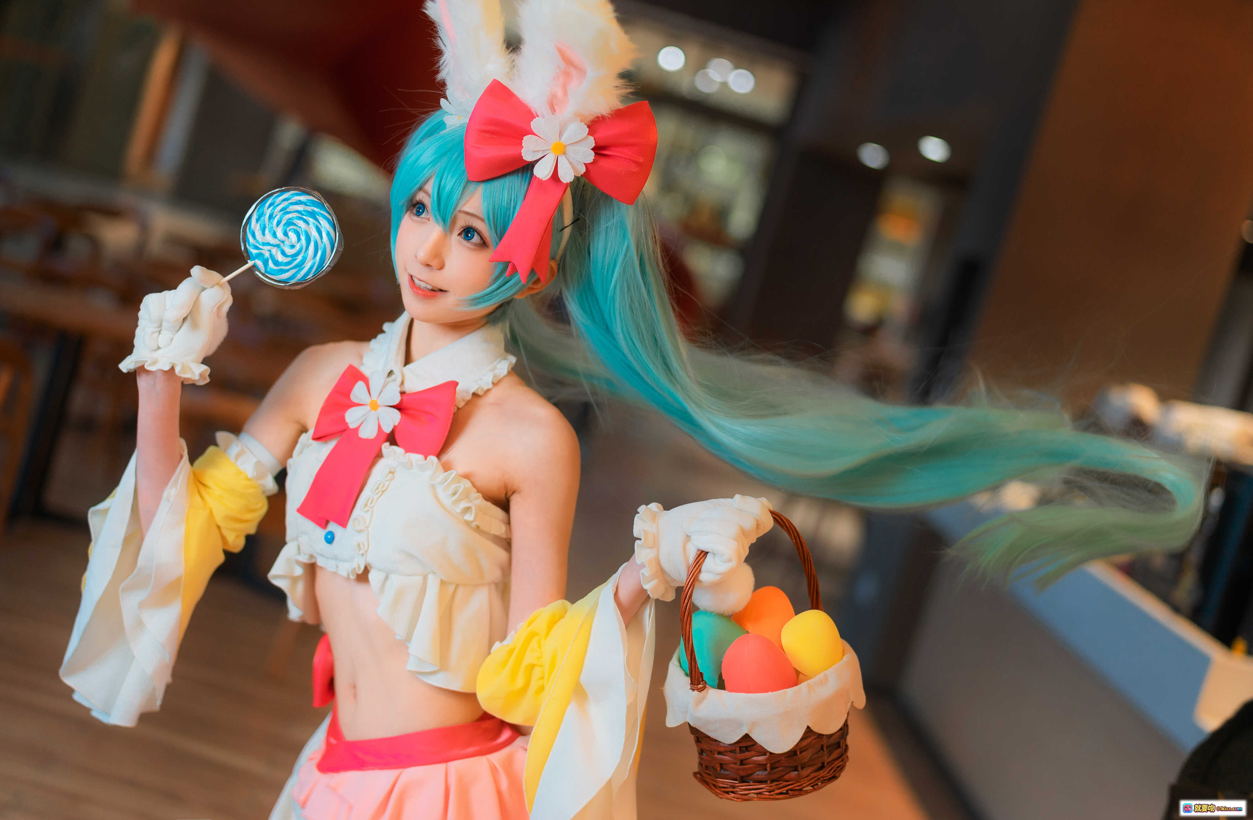 图片[8] - 初音未来兔女郎Cosplay写真 | 蓝发双马尾+兔耳蝴蝶结+糖果棒+蕾丝短裙 | Kitaro绮太郎NO.087高清9P - 就要吻