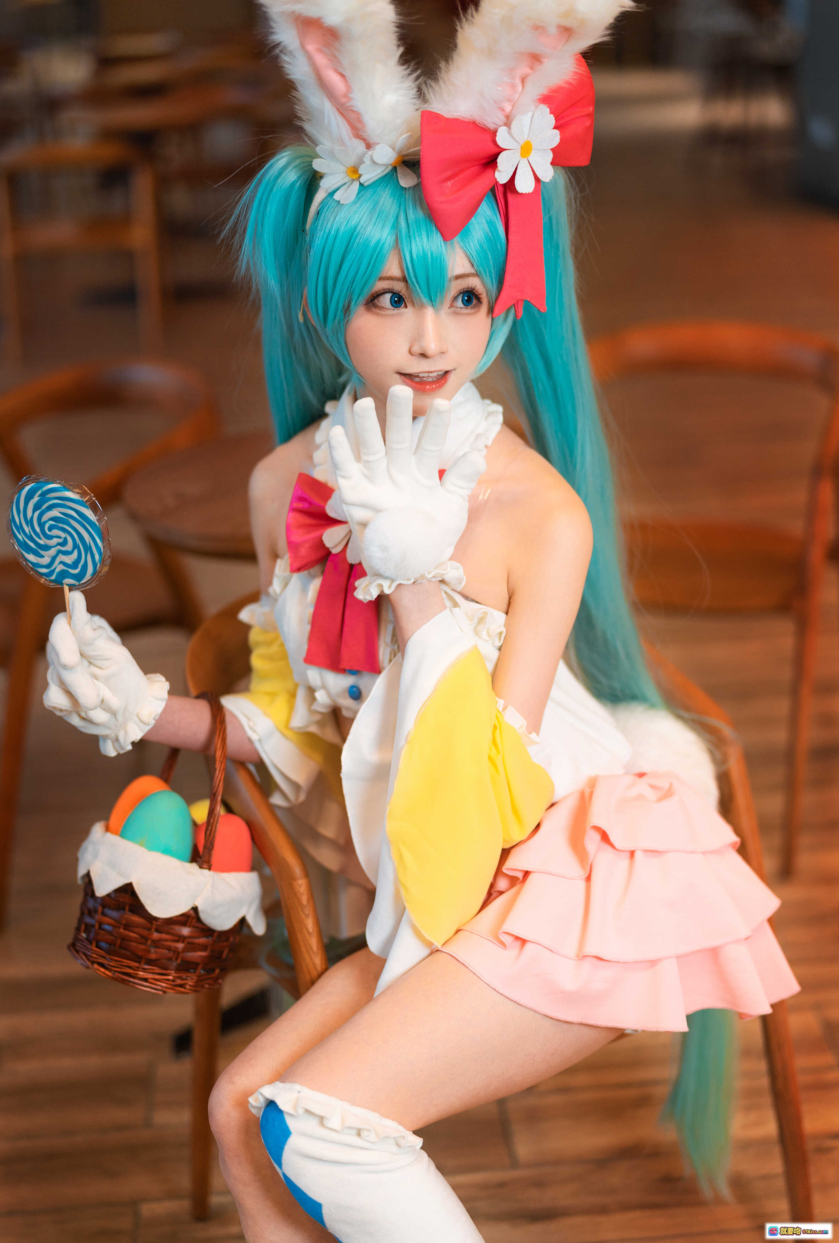 图片[9] - 初音未来兔女郎Cosplay写真 | 蓝发双马尾+兔耳蝴蝶结+糖果棒+蕾丝短裙 | Kitaro绮太郎NO.087高清9P - 就要吻