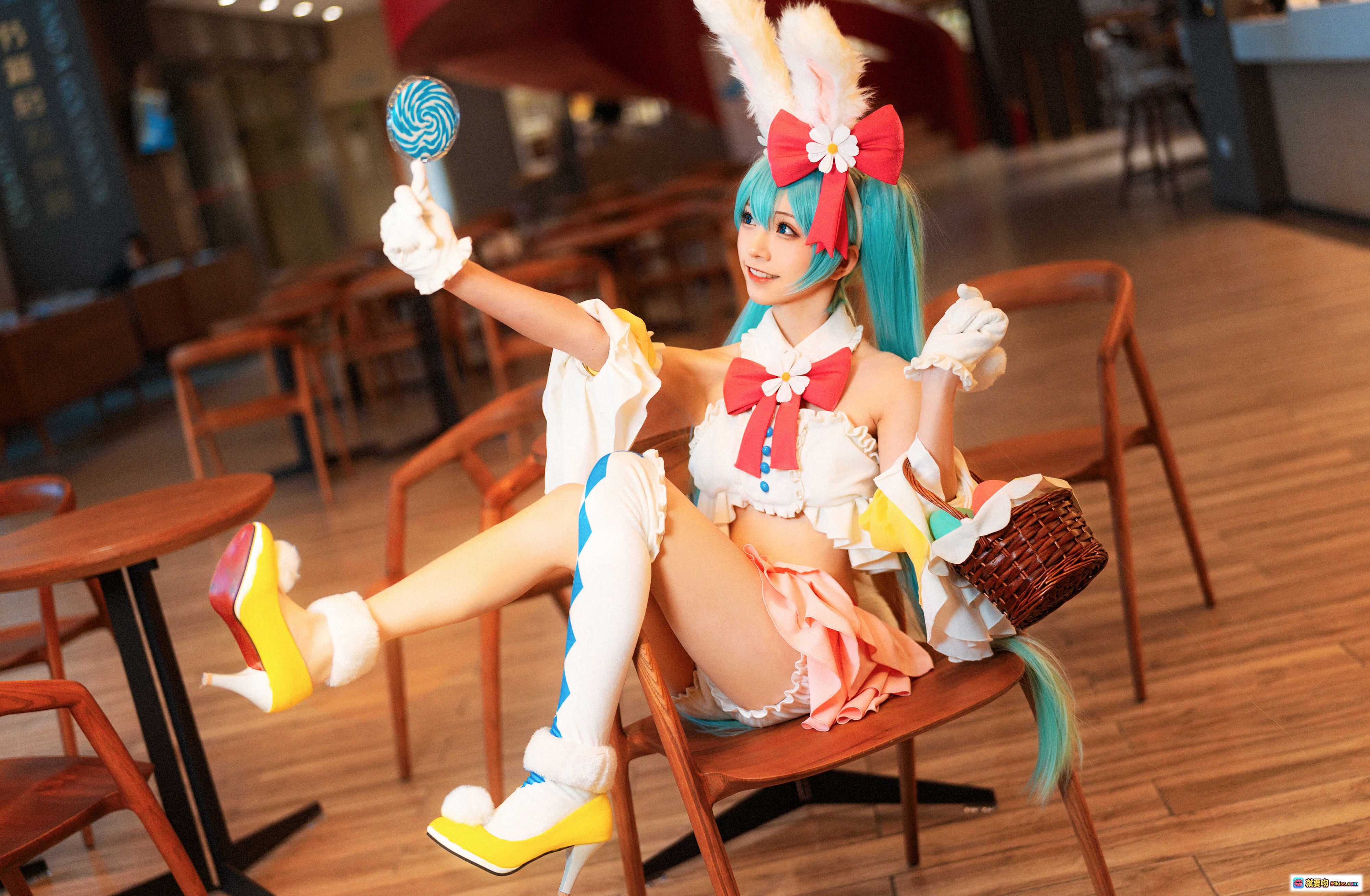 图片[5] - 初音未来兔女郎Cosplay写真 | 蓝发双马尾+兔耳蝴蝶结+糖果棒+蕾丝短裙 | Kitaro绮太郎NO.087高清9P - 就要吻
