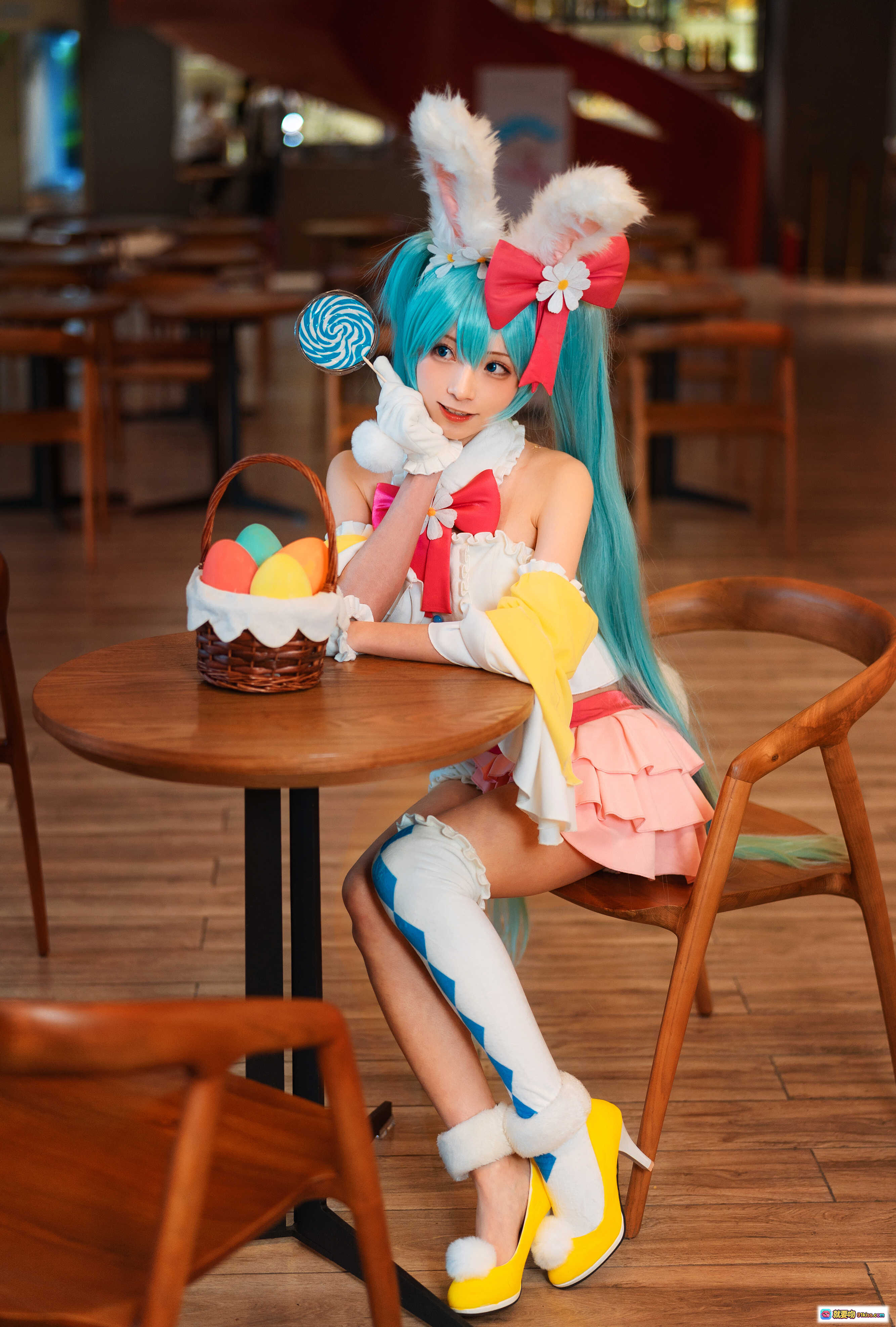 图片[2] - 初音未来兔女郎Cosplay写真 | 蓝发双马尾+兔耳蝴蝶结+糖果棒+蕾丝短裙 | Kitaro绮太郎NO.087高清9P - 就要吻