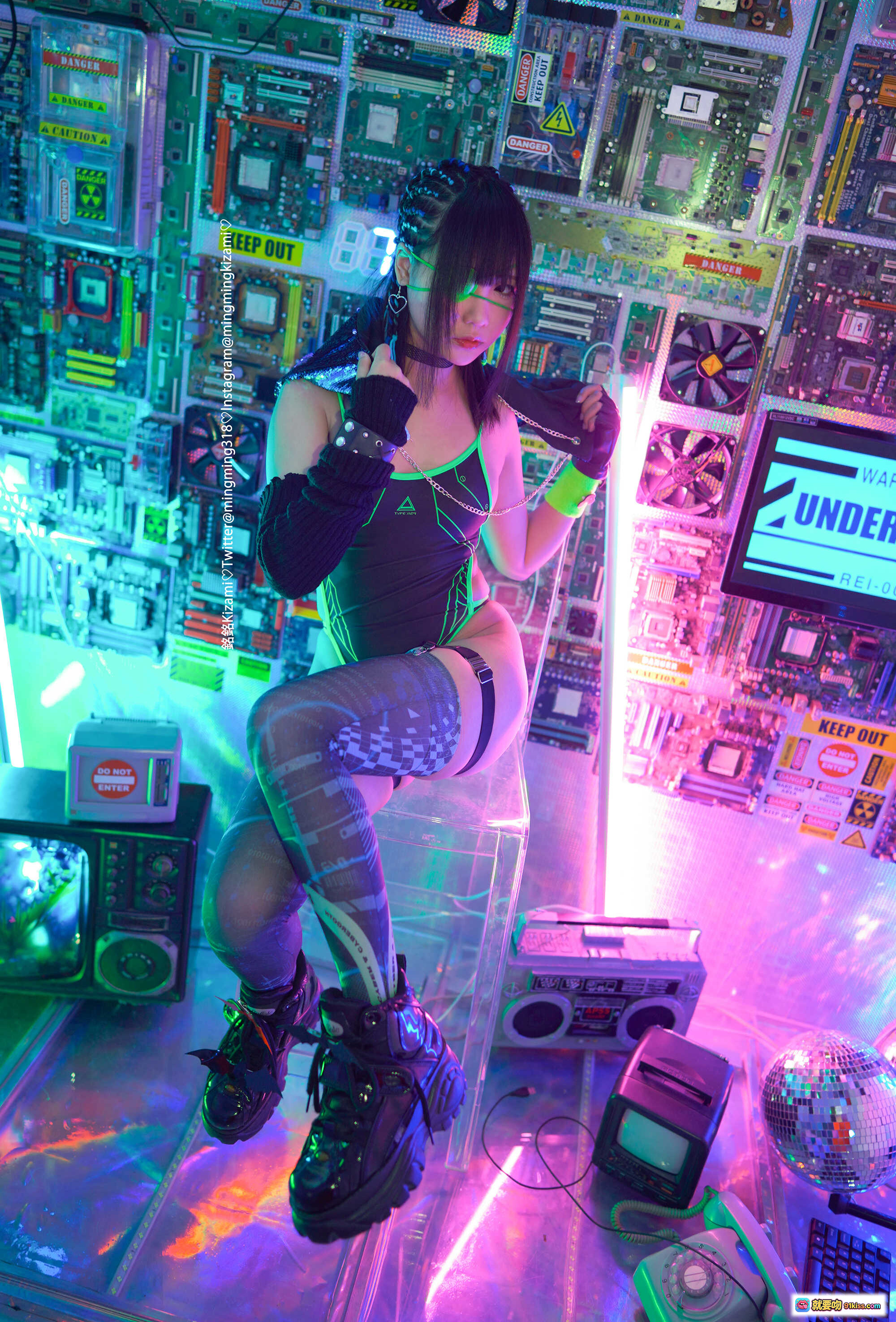 图片[6] - 铭铭Kizami Vol.004 未来感霓虹写真｜赛博朋克风丝袜美腿｜高跟厚底靴｜科技感背景｜81P高清图集 - 就要吻