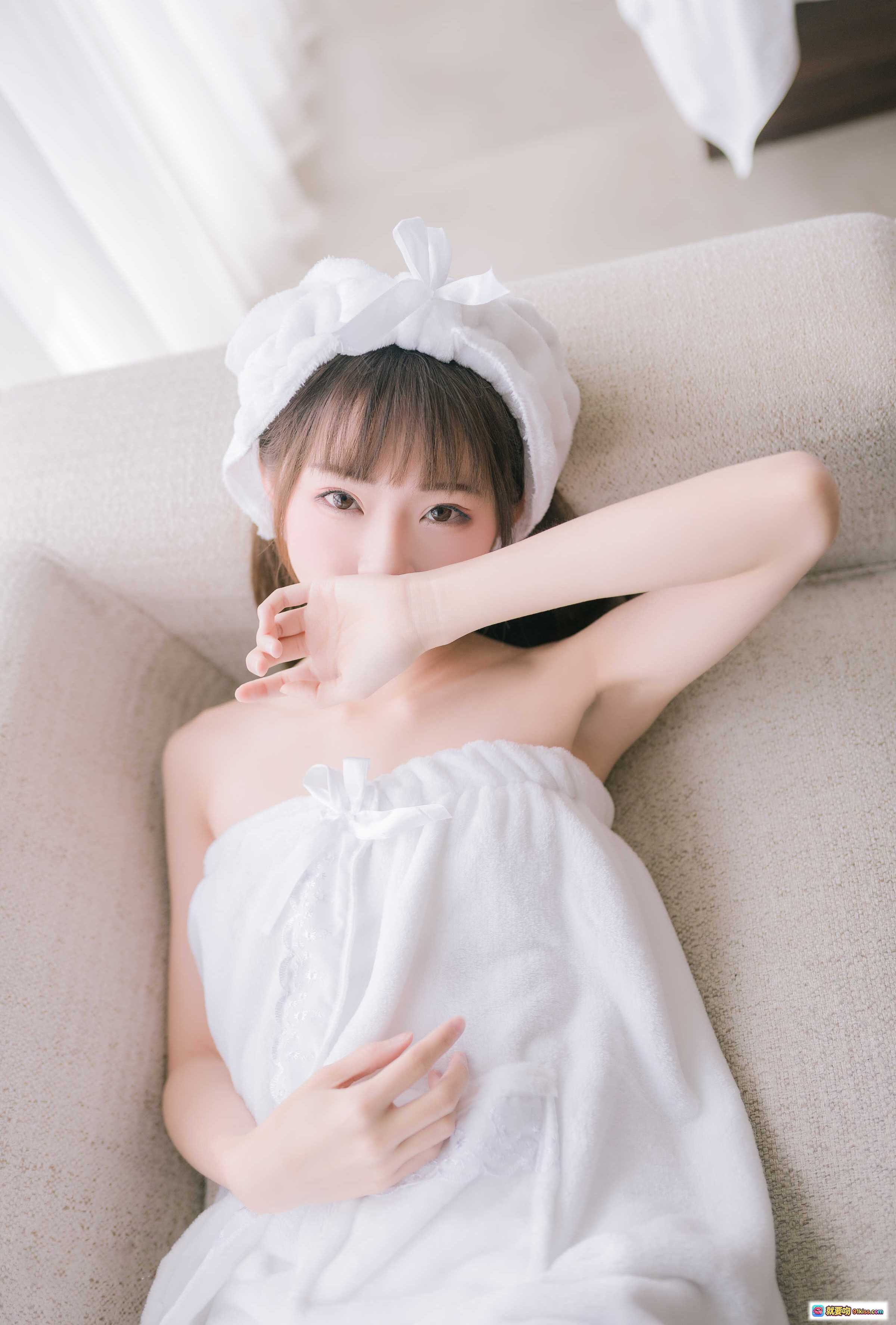 图片[3] - Kitaro绮太郎NO.011纯白浴巾写真｜少女裹浴巾居家私房｜温柔眼神+毛巾包头造型｜高清44P摄影集 - 就要吻