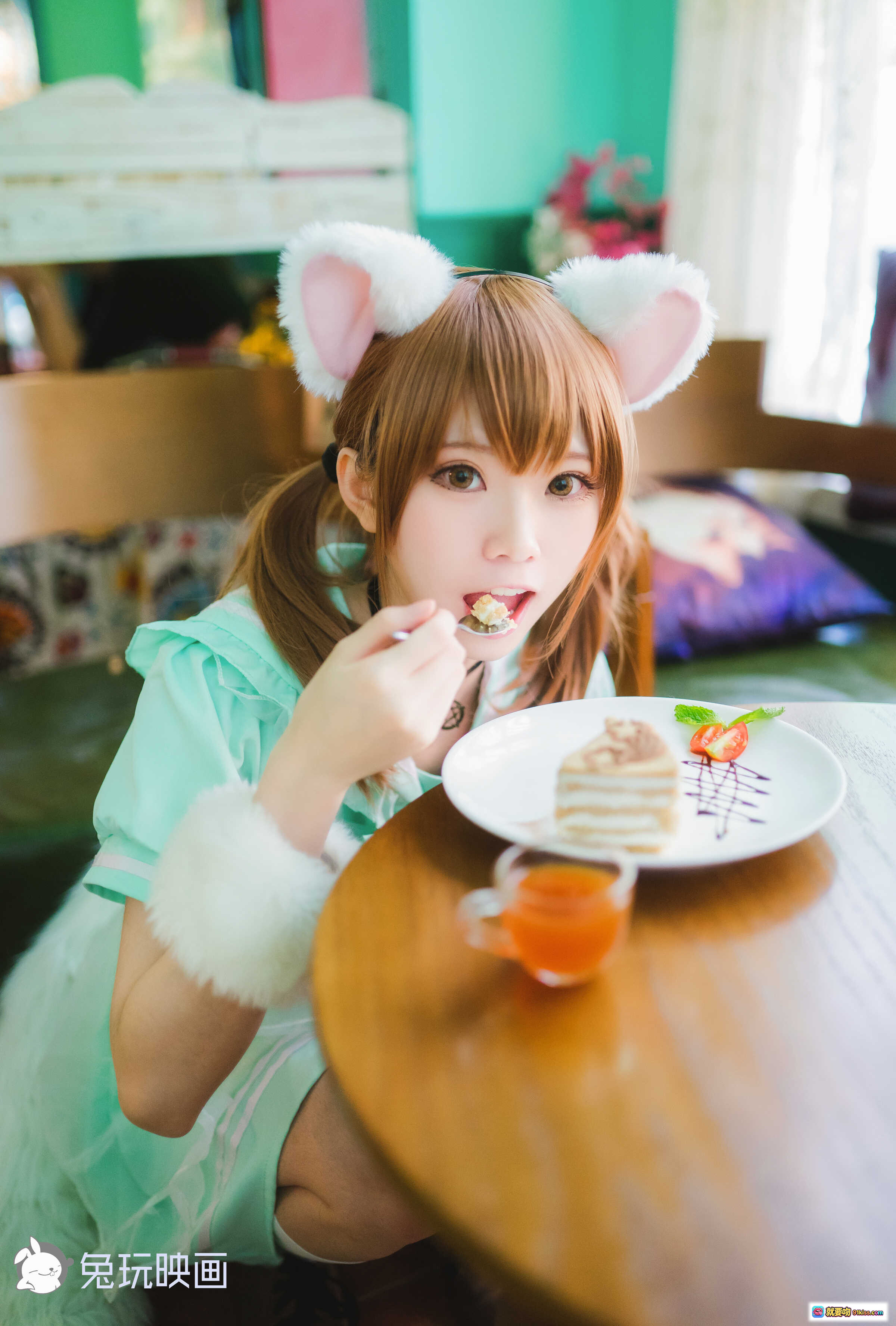 图片[9] - Kitaro绮太郎NO.004白喵喵喵Cosplay写真｜萌系兔耳少女甜点下午茶场景｜46P高清图集 - 就要吻