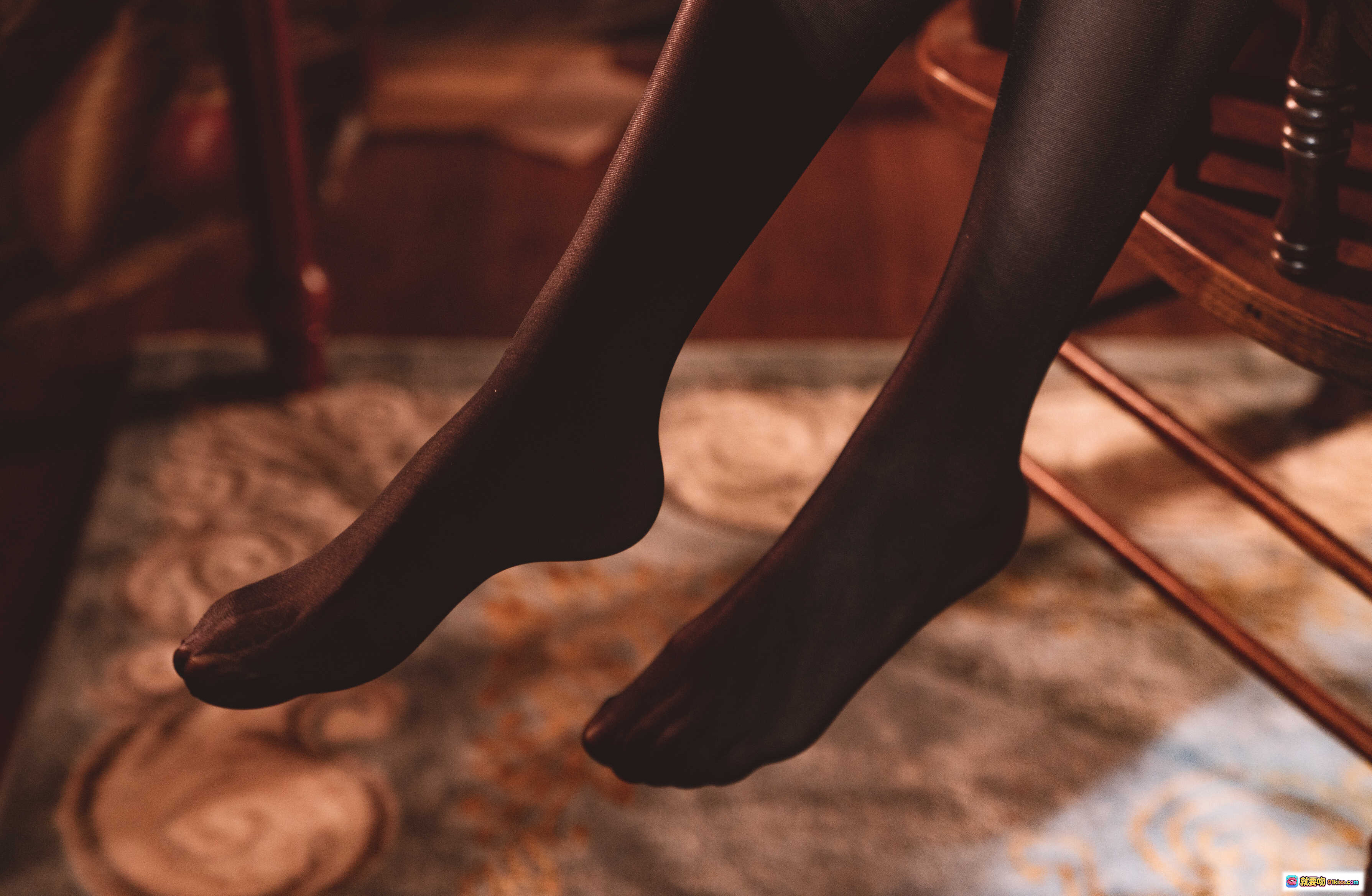 图片[1] - 木绵绵OwO NO.053 紧身内衣美腿特写 丝袜诱惑 室内暖光氛围 优雅坐姿 足部细节 71P高清图集 - 就要吻