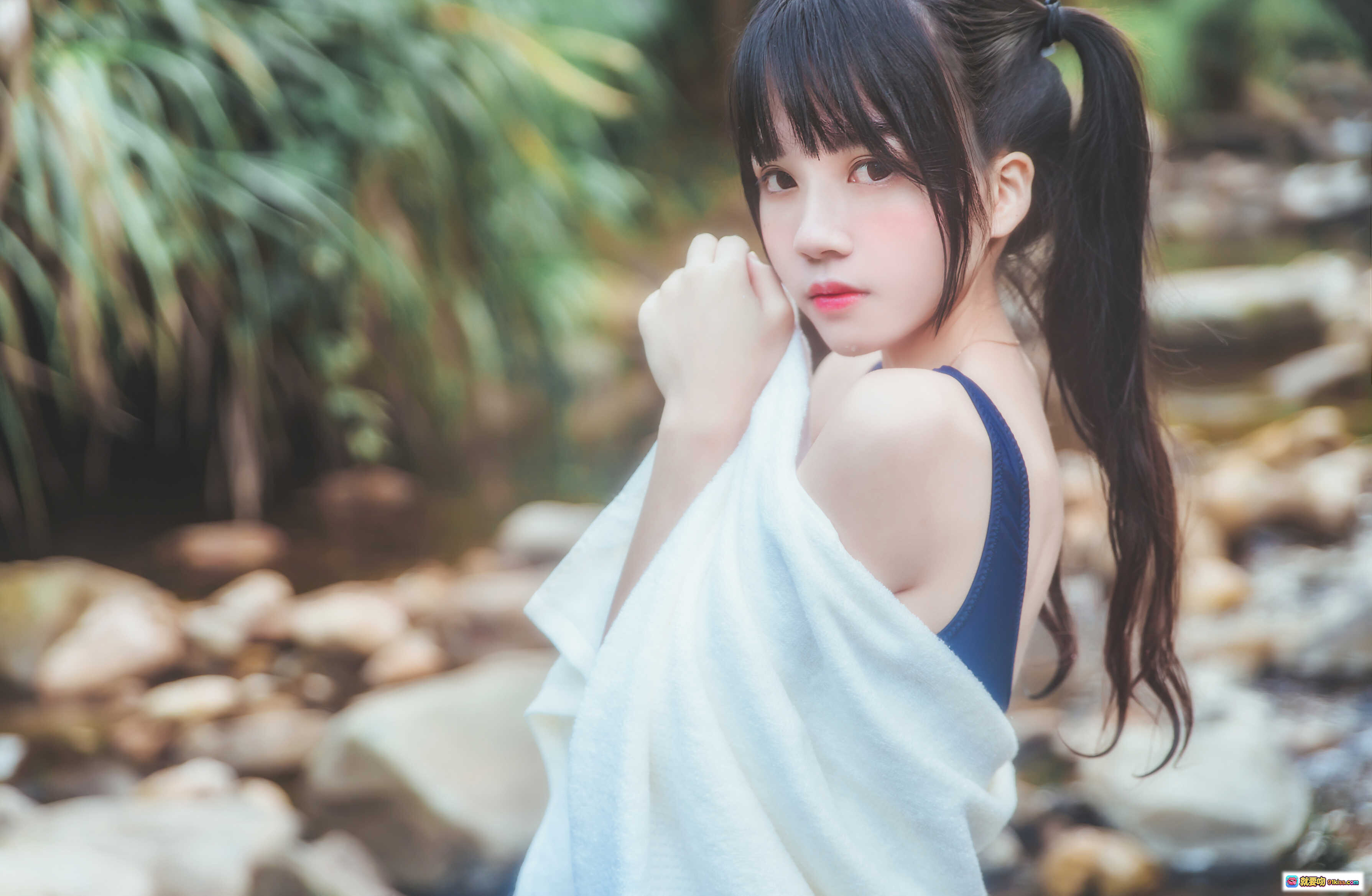 图片[5] - 桜桃喵029死库水写真｜森林溪流少女坐石｜蓝格裙白衬衫黑丝袜｜自然清新日系风格 - 就要吻