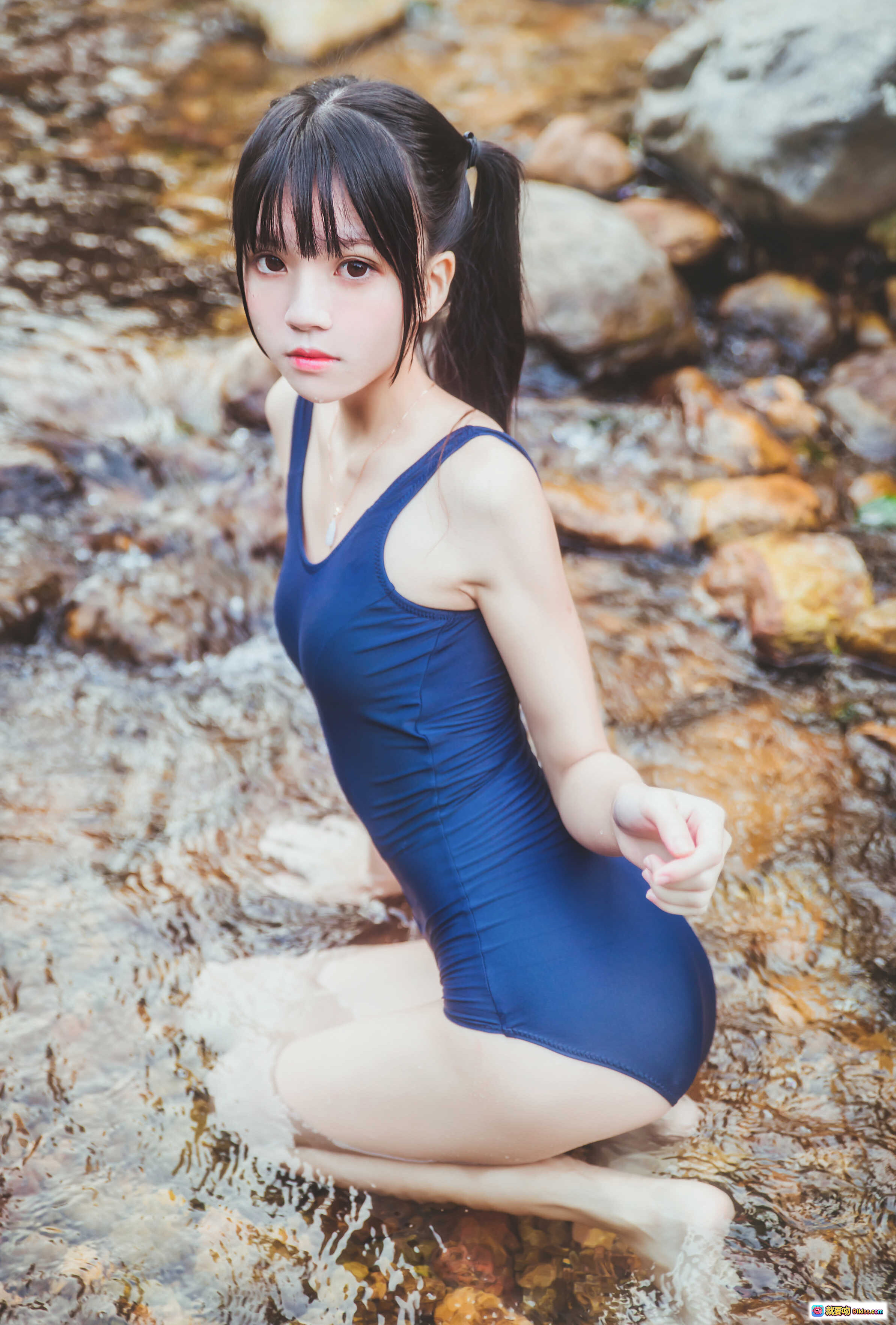 图片[2] - 桜桃喵029死库水写真｜森林溪流少女坐石｜蓝格裙白衬衫黑丝袜｜自然清新日系风格 - 就要吻