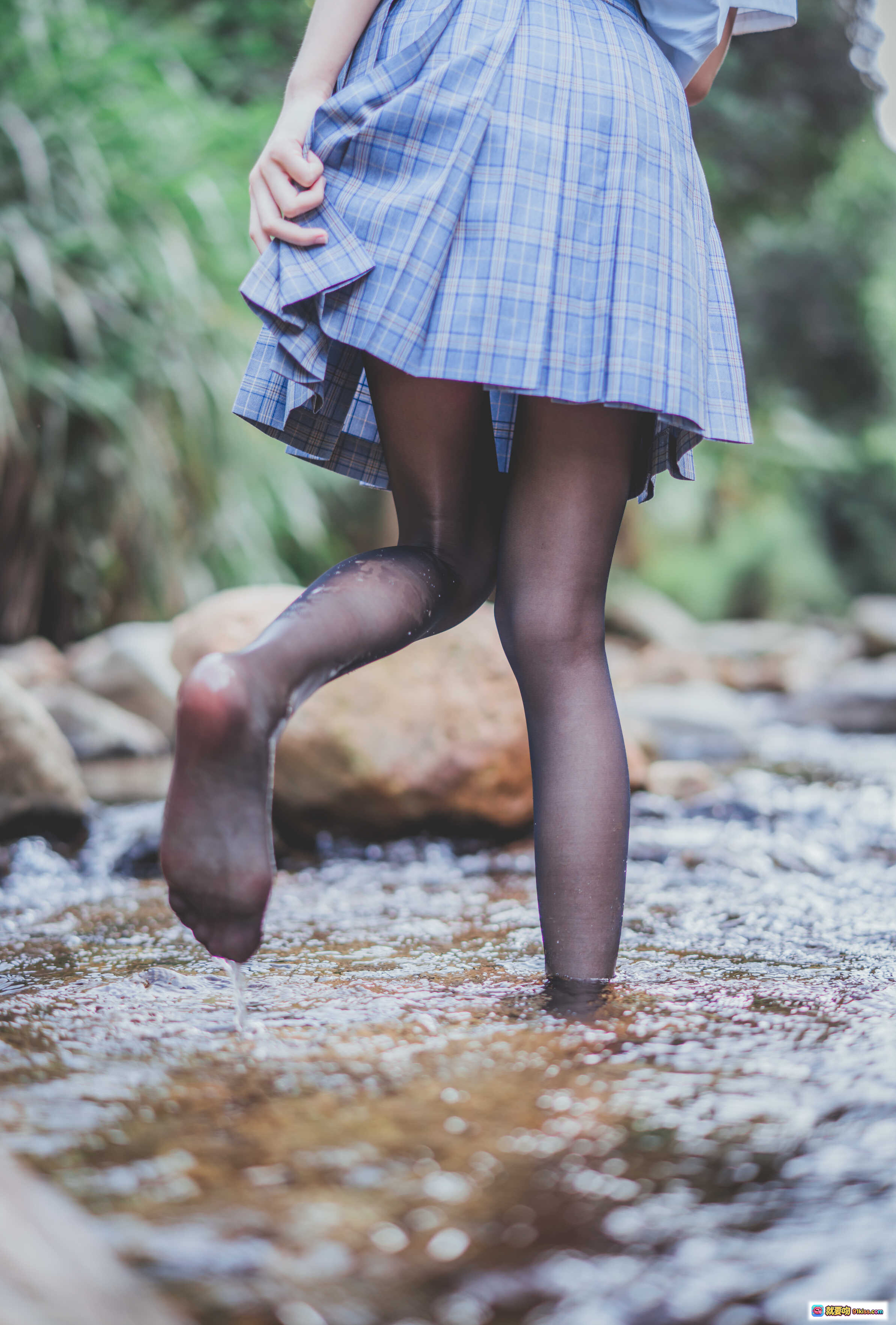 图片[8] - 桜桃喵029死库水写真｜森林溪流少女坐石｜蓝格裙白衬衫黑丝袜｜自然清新日系风格 - 就要吻