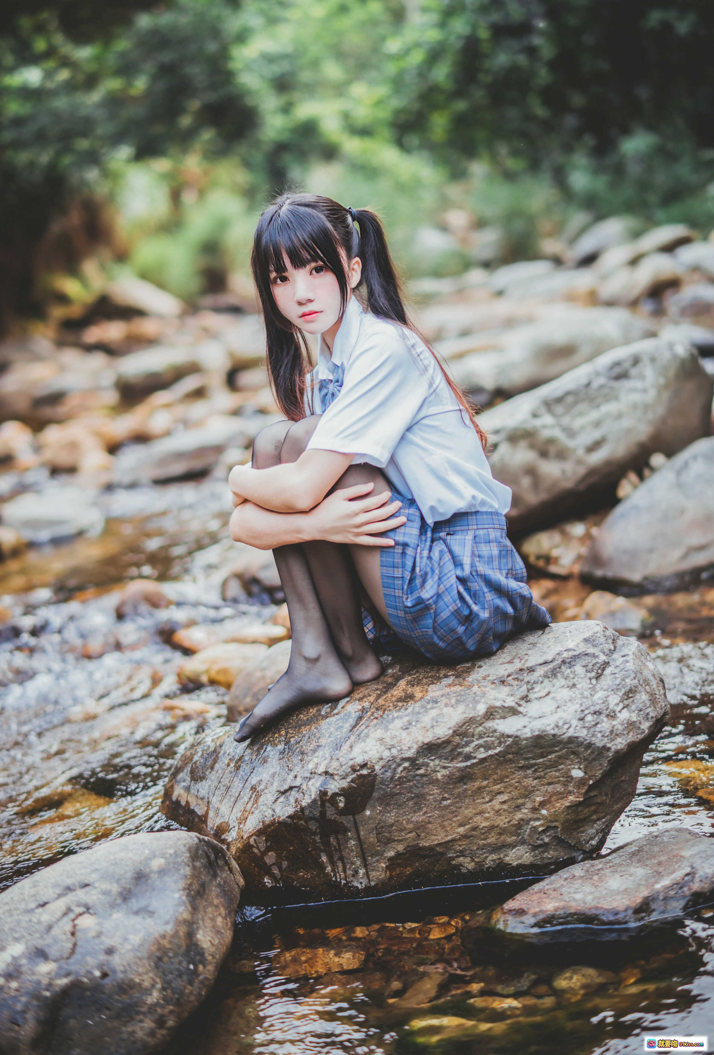 图片[1] - 桜桃喵029死库水写真｜森林溪流少女坐石｜蓝格裙白衬衫黑丝袜｜自然清新日系风格 - 就要吻
