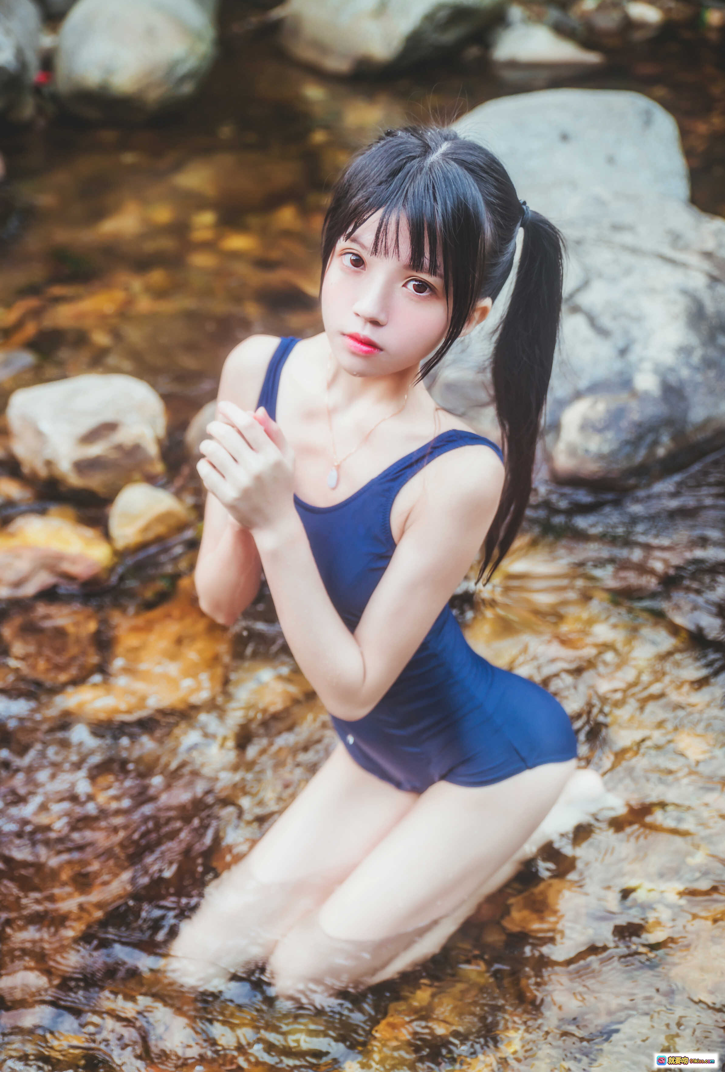 图片[4] - 桜桃喵029死库水写真｜森林溪流少女坐石｜蓝格裙白衬衫黑丝袜｜自然清新日系风格 - 就要吻