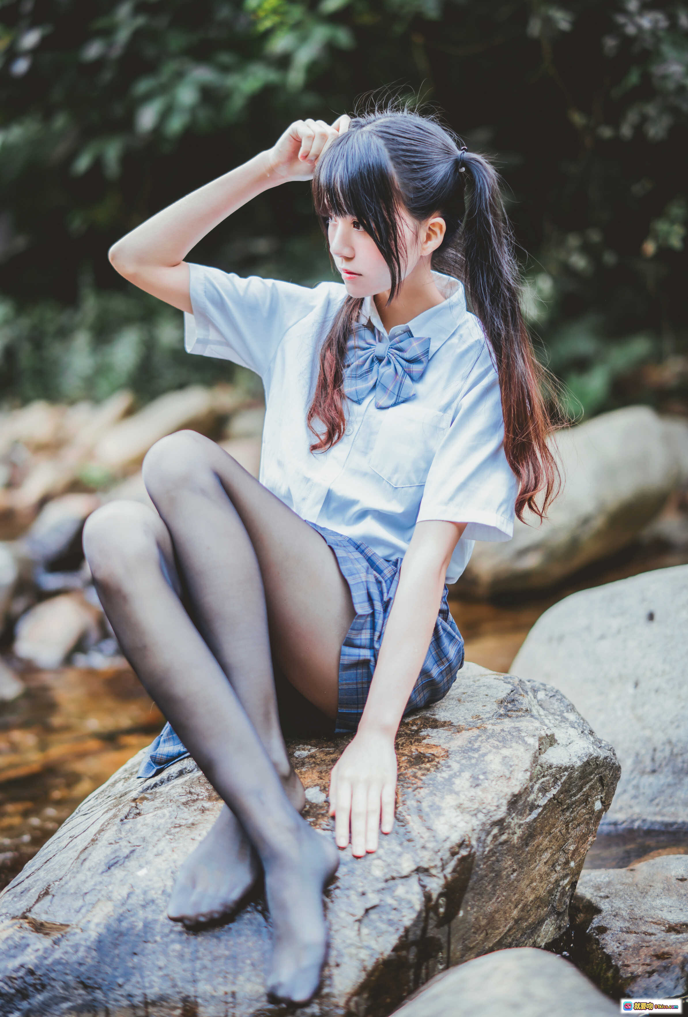 图片[7] - 桜桃喵029死库水写真｜森林溪流少女坐石｜蓝格裙白衬衫黑丝袜｜自然清新日系风格 - 就要吻