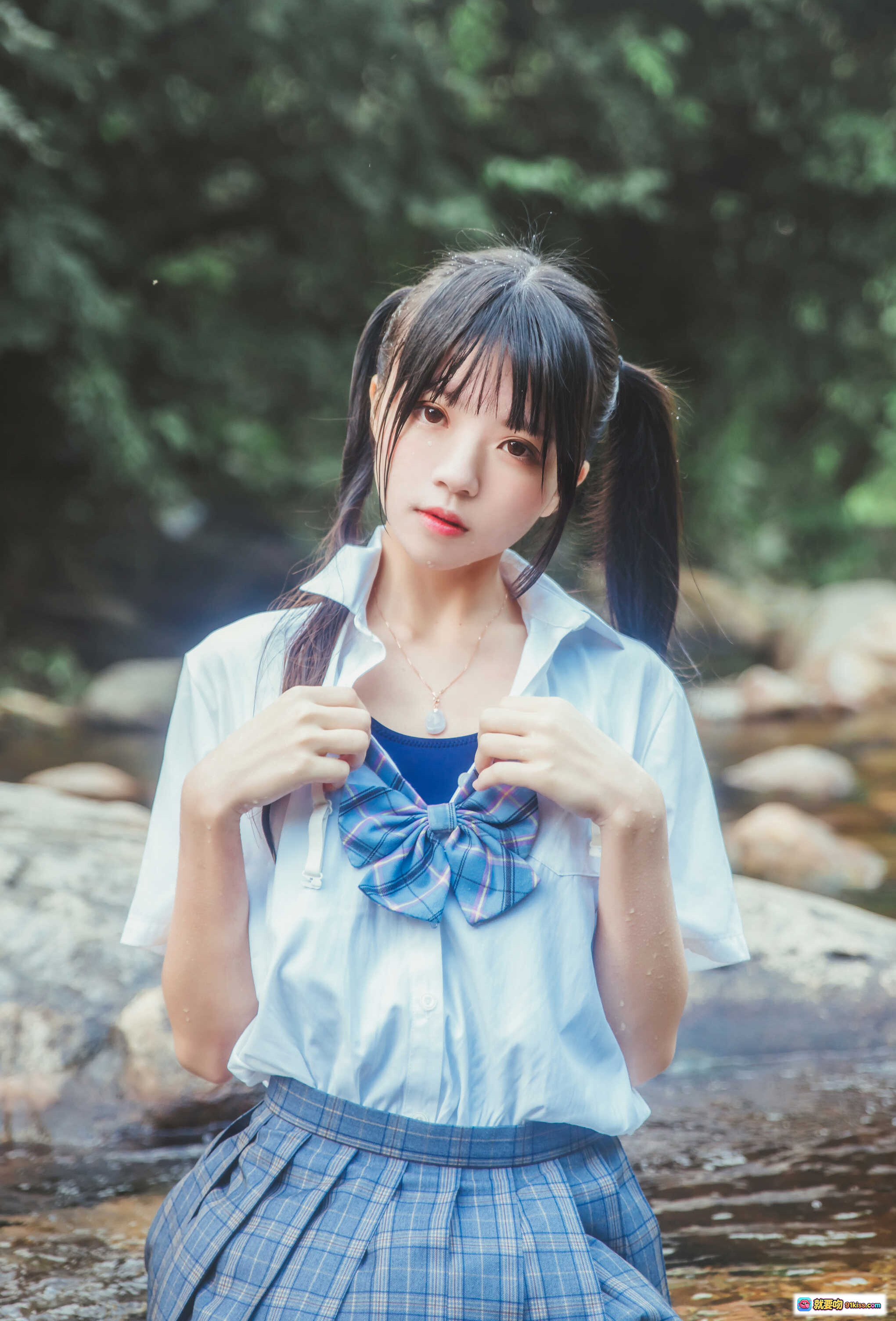 图片[10] - 桜桃喵029死库水写真｜森林溪流少女坐石｜蓝格裙白衬衫黑丝袜｜自然清新日系风格 - 就要吻