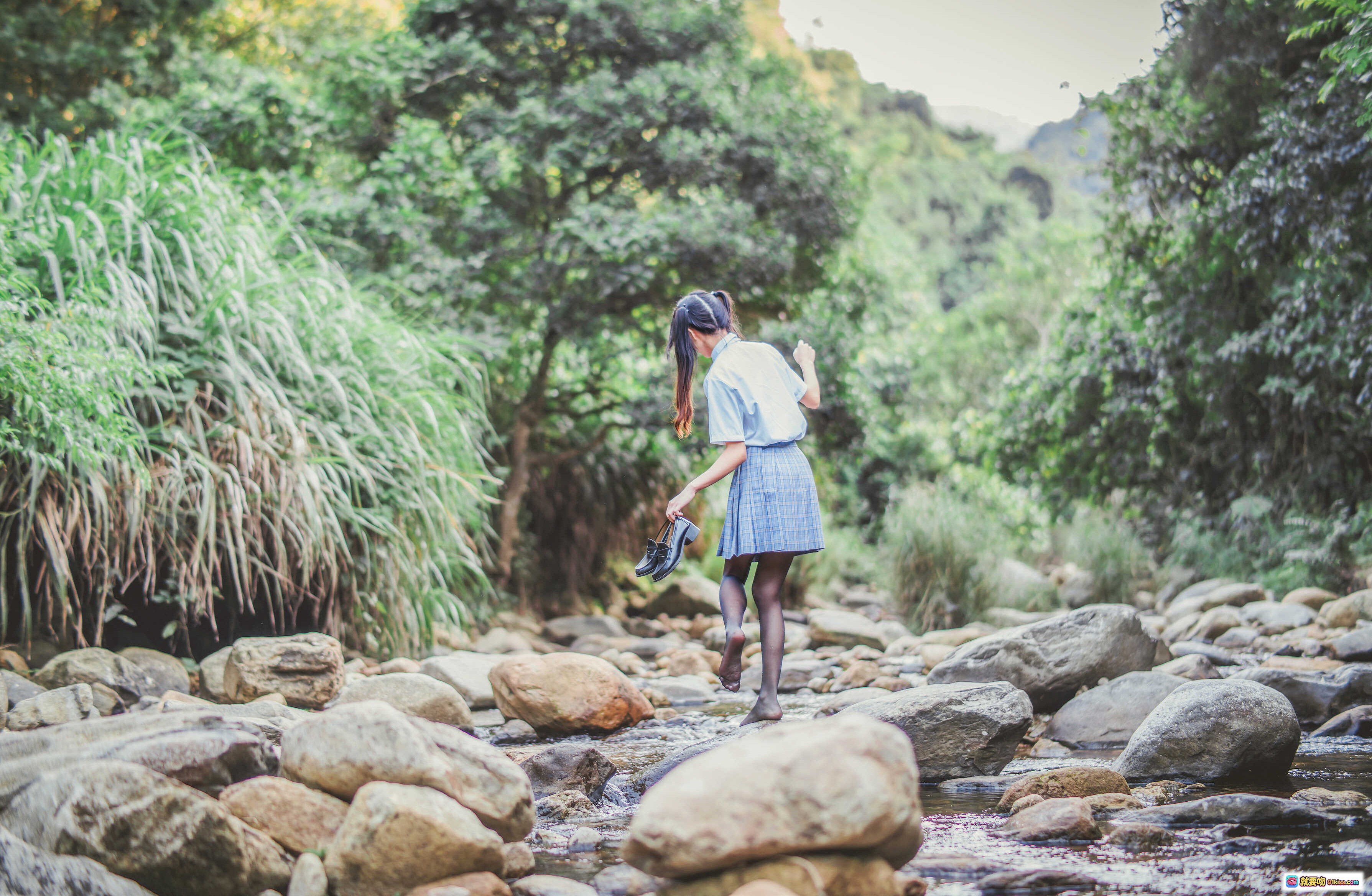 图片[9] - 桜桃喵029死库水写真｜森林溪流少女坐石｜蓝格裙白衬衫黑丝袜｜自然清新日系风格 - 就要吻