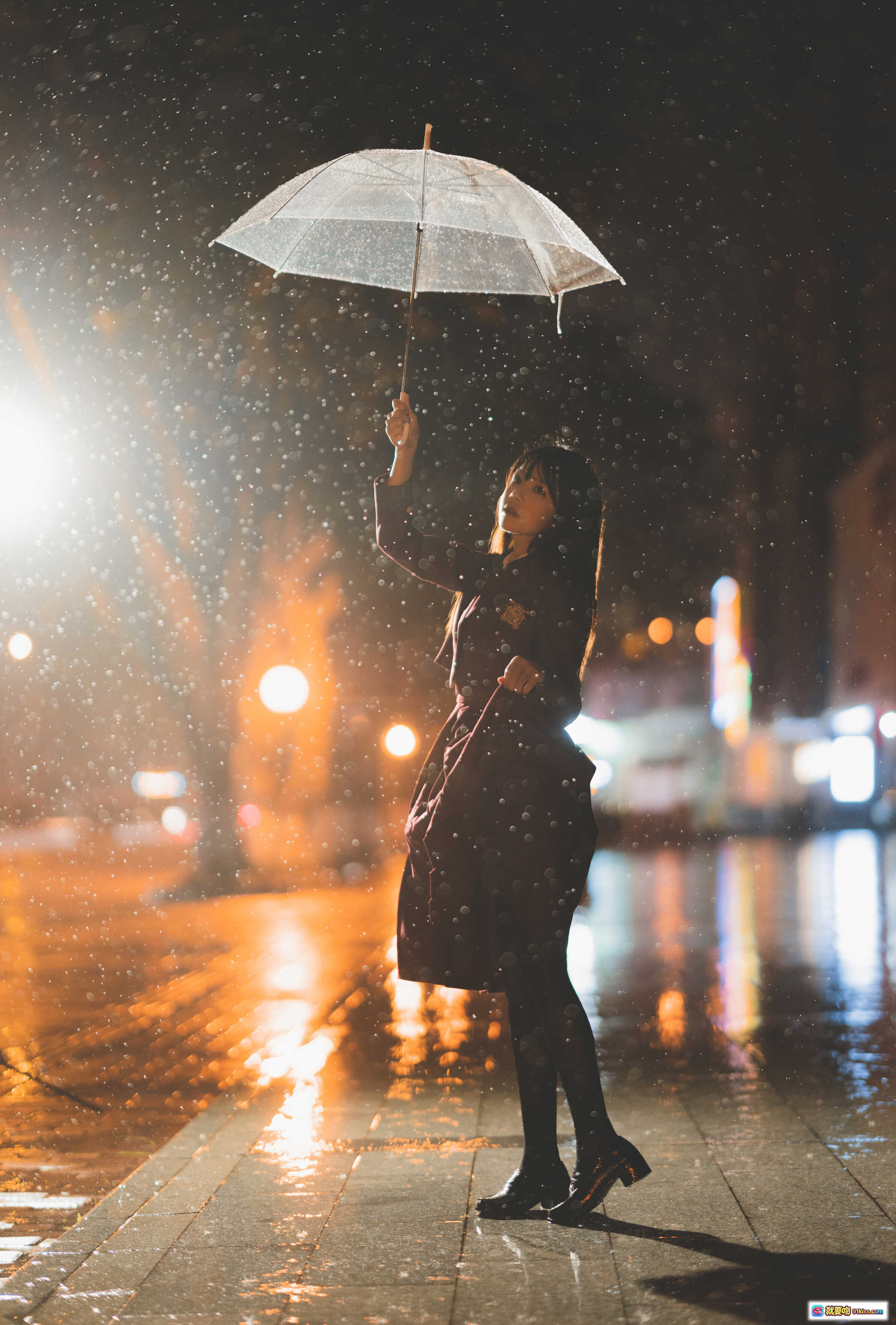 图片[7] - 雨夜撑伞少女写真｜桜桃喵082雨中漫步｜透明伞光影氛围感｜42P高清图集 - 就要吻