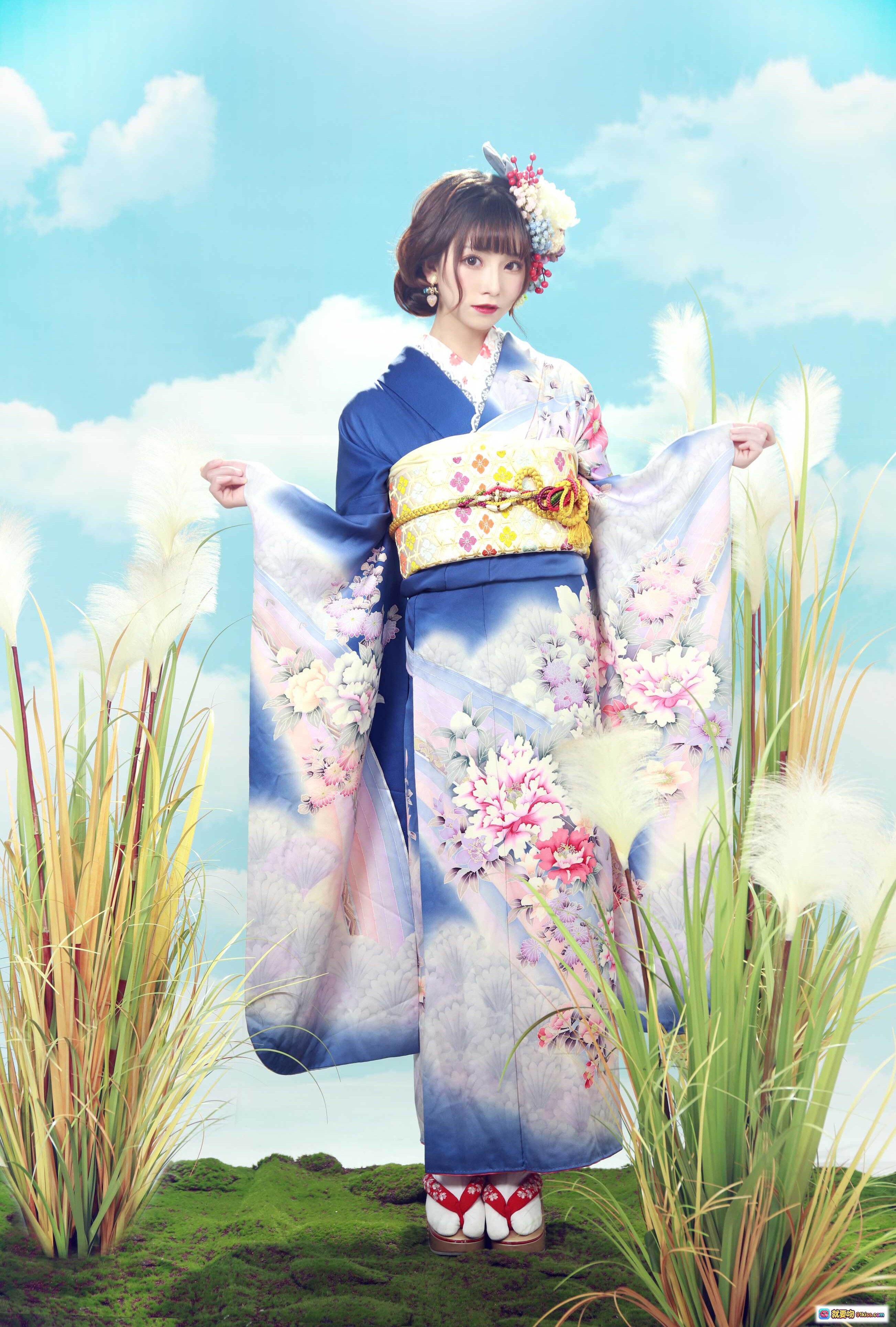 和服少女写真 | 花卉图案蓝底和服 | 日式传统发型配花饰 | 芦苇草地蓝天背景 | 精致木屐搭配 | Kitaro绮太郎NO.062系列 - 就要吻