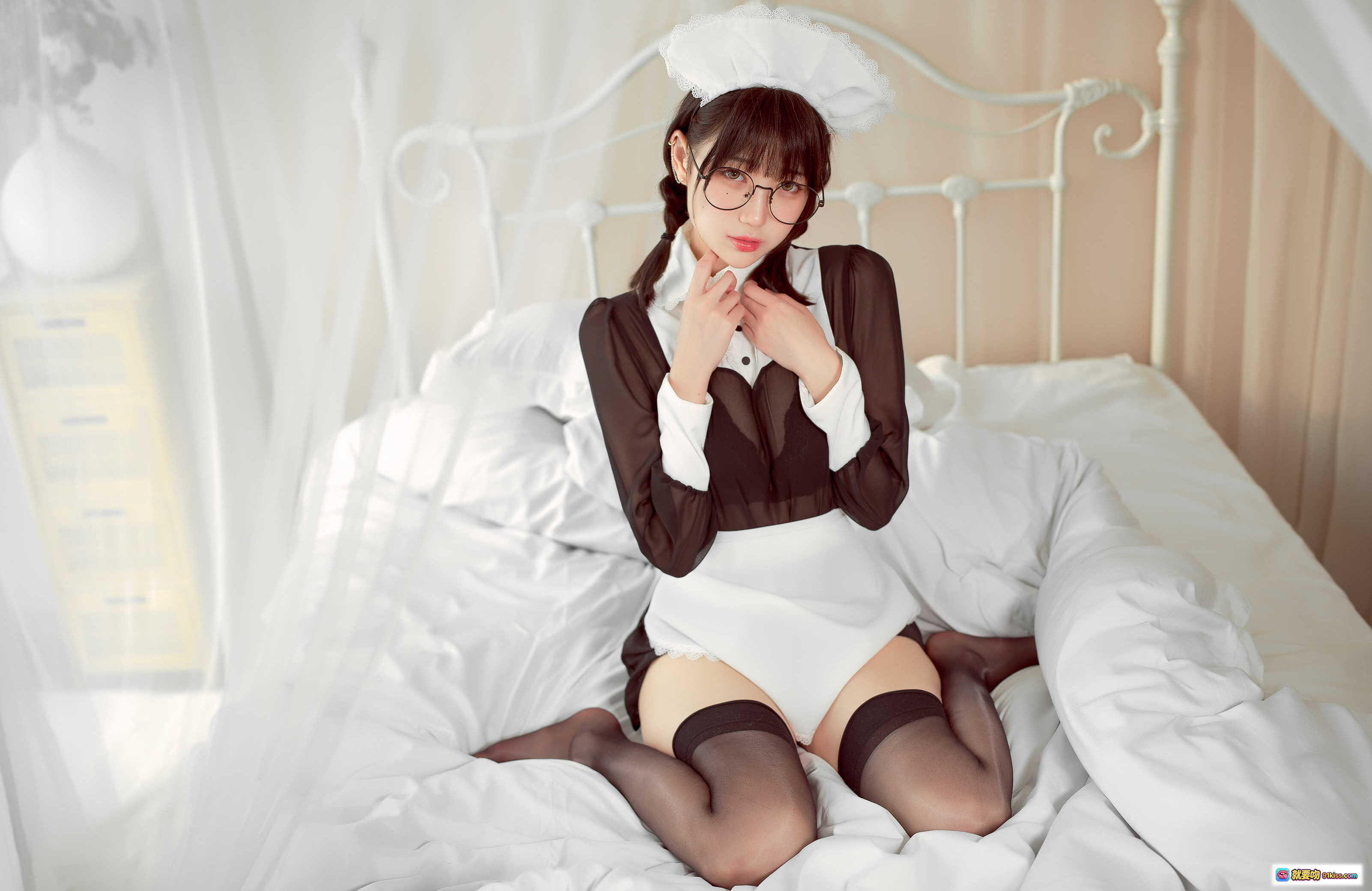 周叽可爱兔兔NO.036眼镜女仆写真 36P高清图集 白床黑丝女仆装萌系少女风 - 就要吻