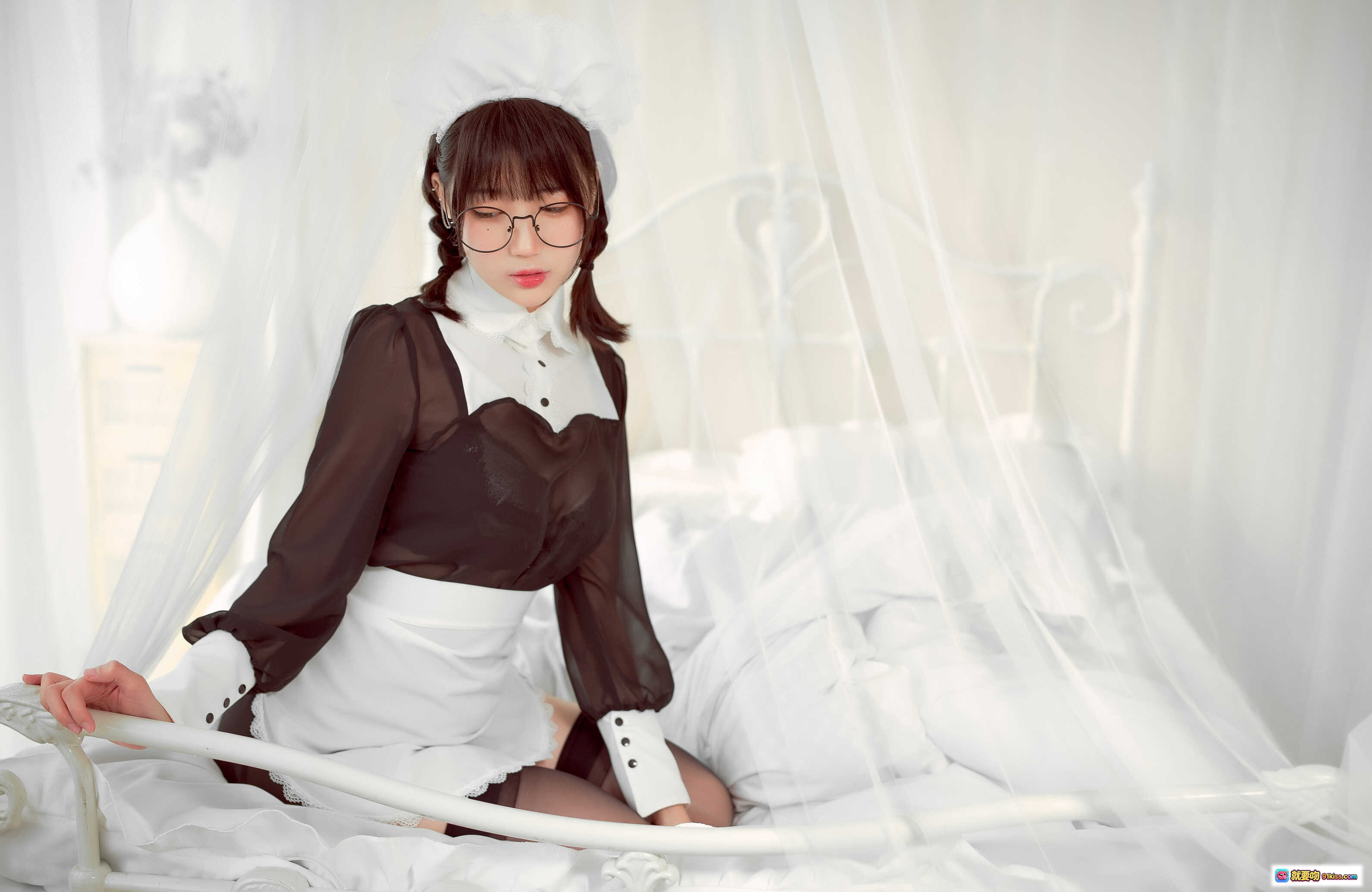 图片[2] - 周叽可爱兔兔NO.036眼镜女仆写真 36P高清图集 白床黑丝女仆装萌系少女风 - 就要吻