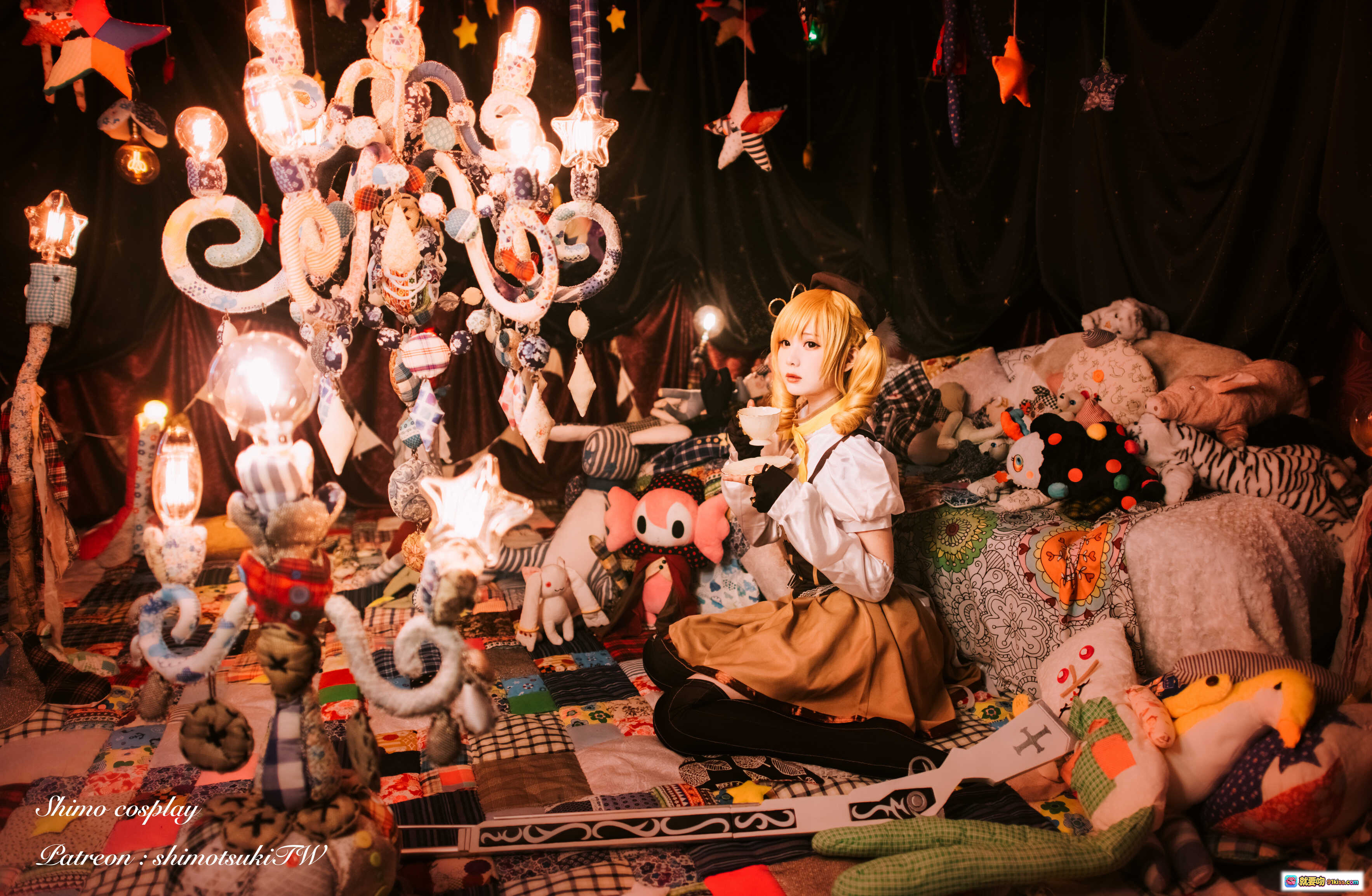 图片[9] - 霜月shimo巴麻美cosplay精致还原｜魔法少女小圆角色扮演｜华丽服装武器道具｜梦幻星空背景布景｜高跟长靴金发双马尾造型 - 就要吻