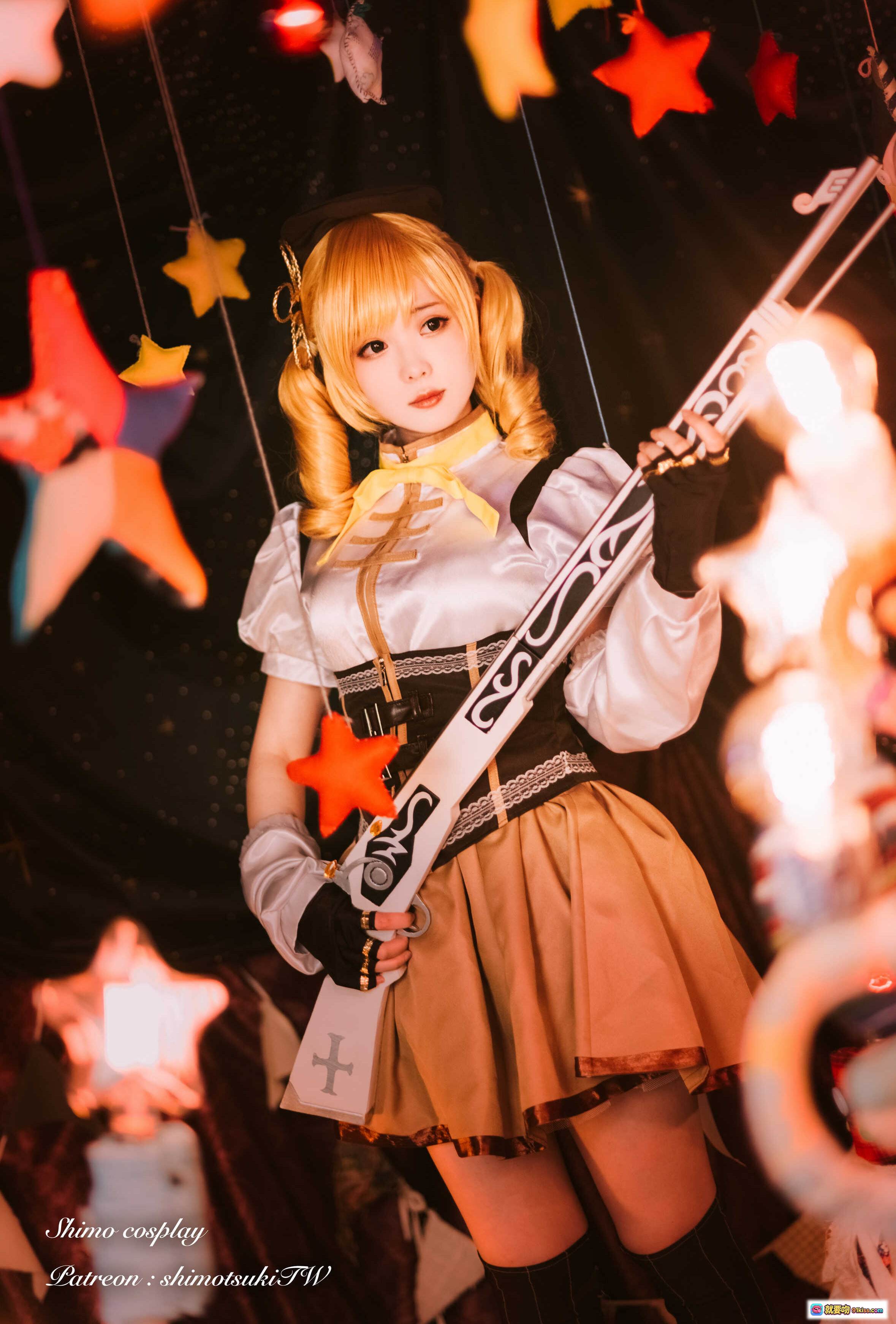 图片[3] - 霜月shimo巴麻美cosplay精致还原｜魔法少女小圆角色扮演｜华丽服装武器道具｜梦幻星空背景布景｜高跟长靴金发双马尾造型 - 就要吻