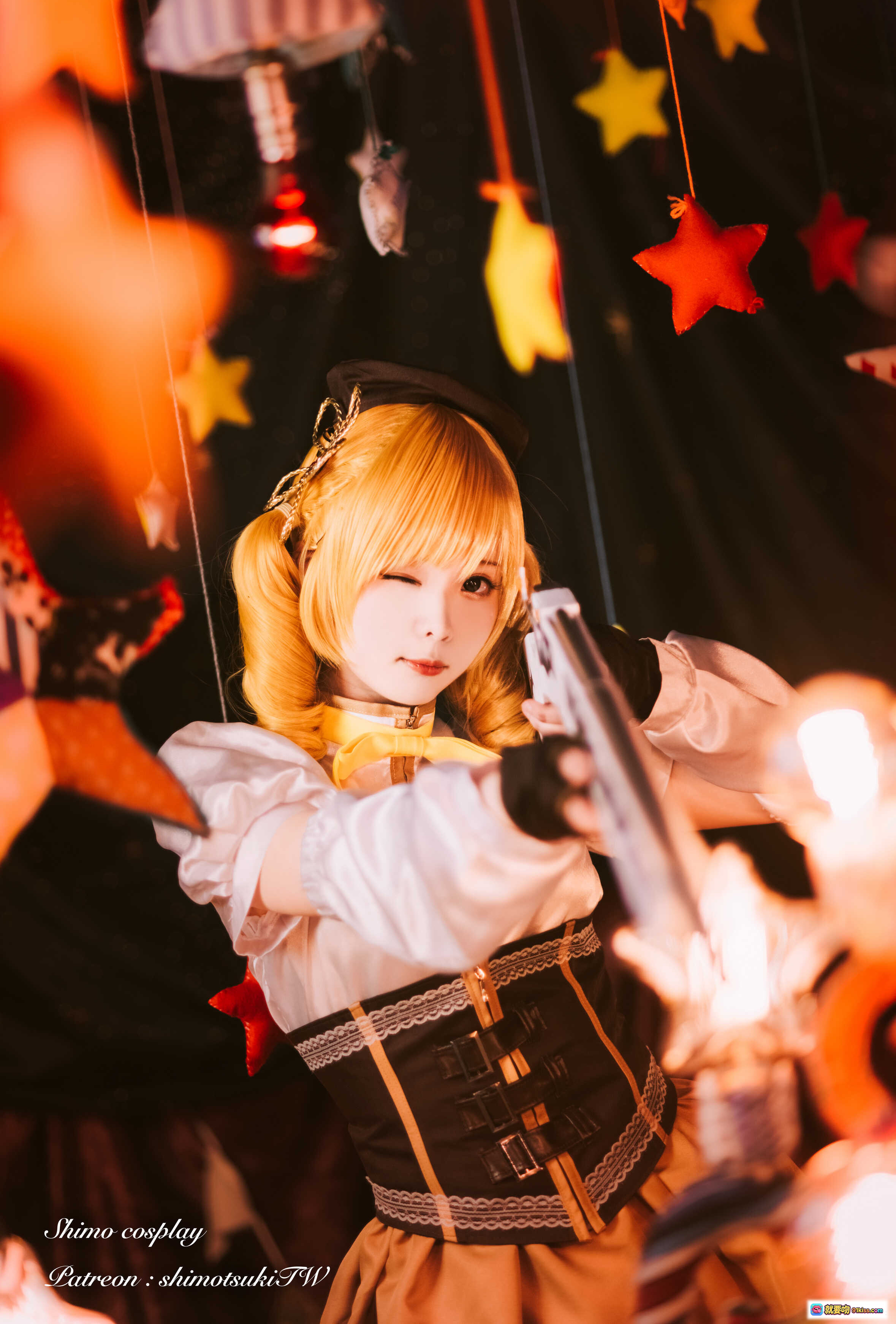 图片[5] - 霜月shimo巴麻美cosplay精致还原｜魔法少女小圆角色扮演｜华丽服装武器道具｜梦幻星空背景布景｜高跟长靴金发双马尾造型 - 就要吻