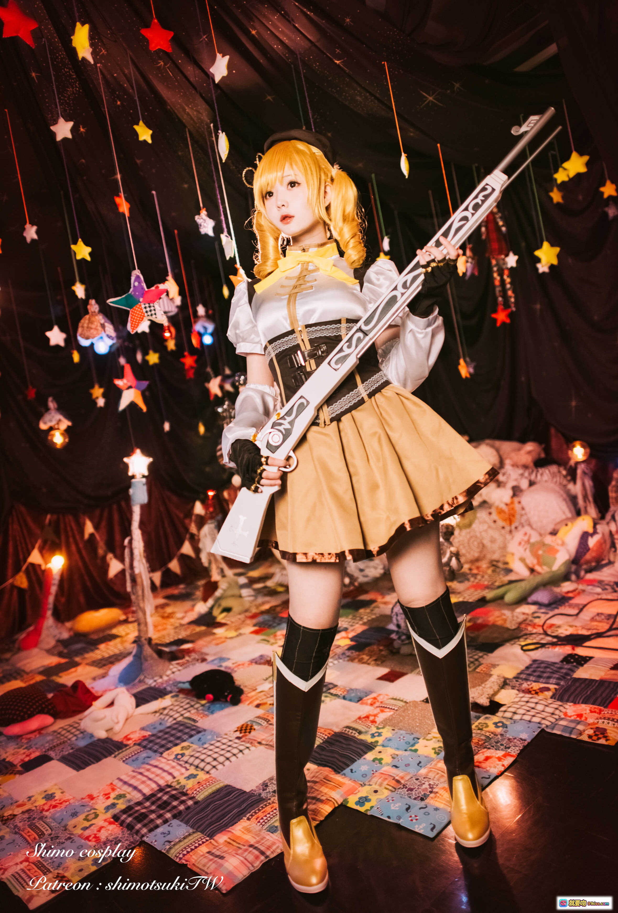 霜月shimo巴麻美cosplay精致还原｜魔法少女小圆角色扮演｜华丽服装武器道具｜梦幻星空背景布景｜高跟长靴金发双马尾造型 - 就要吻