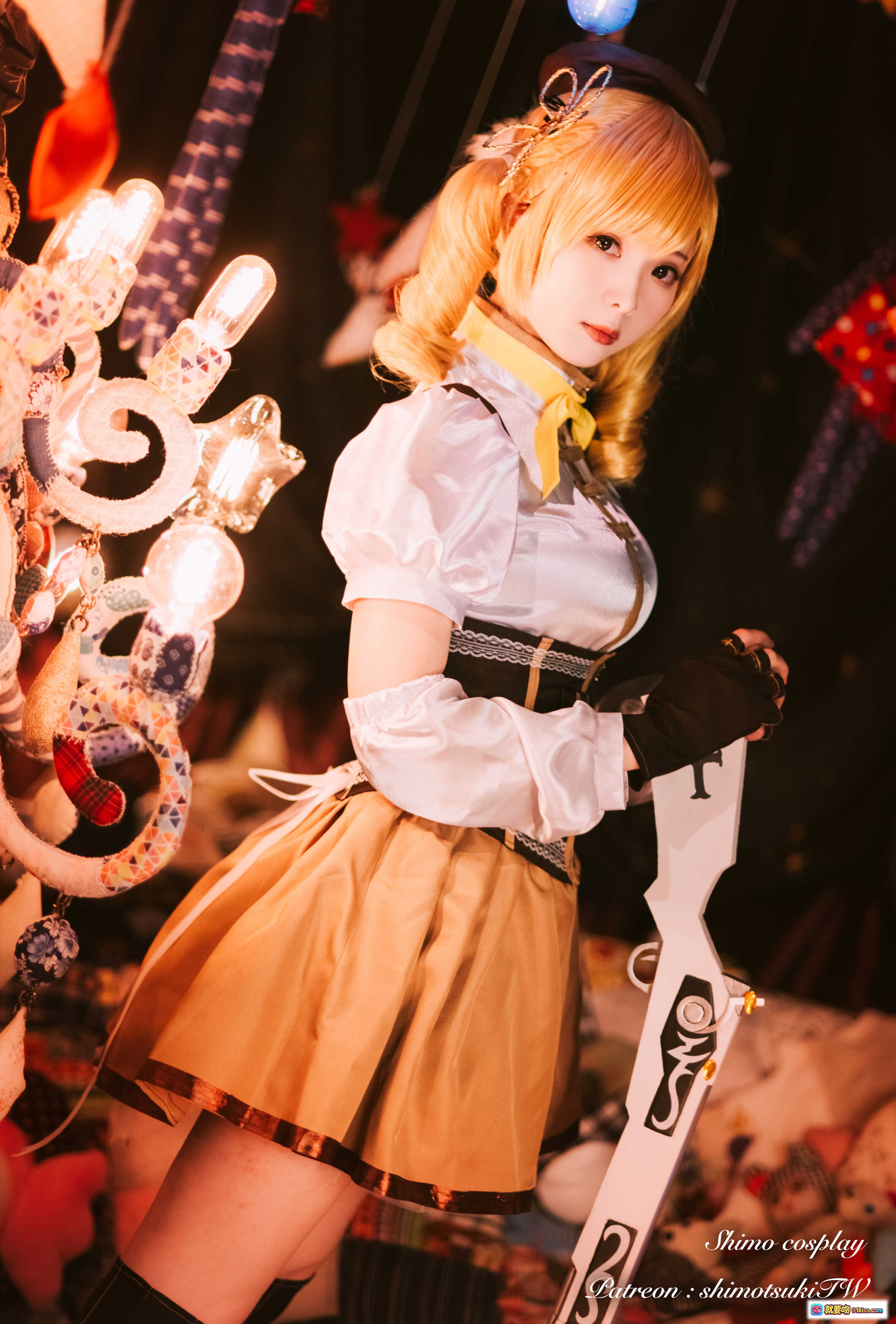 图片[7] - 霜月shimo巴麻美cosplay精致还原｜魔法少女小圆角色扮演｜华丽服装武器道具｜梦幻星空背景布景｜高跟长靴金发双马尾造型 - 就要吻