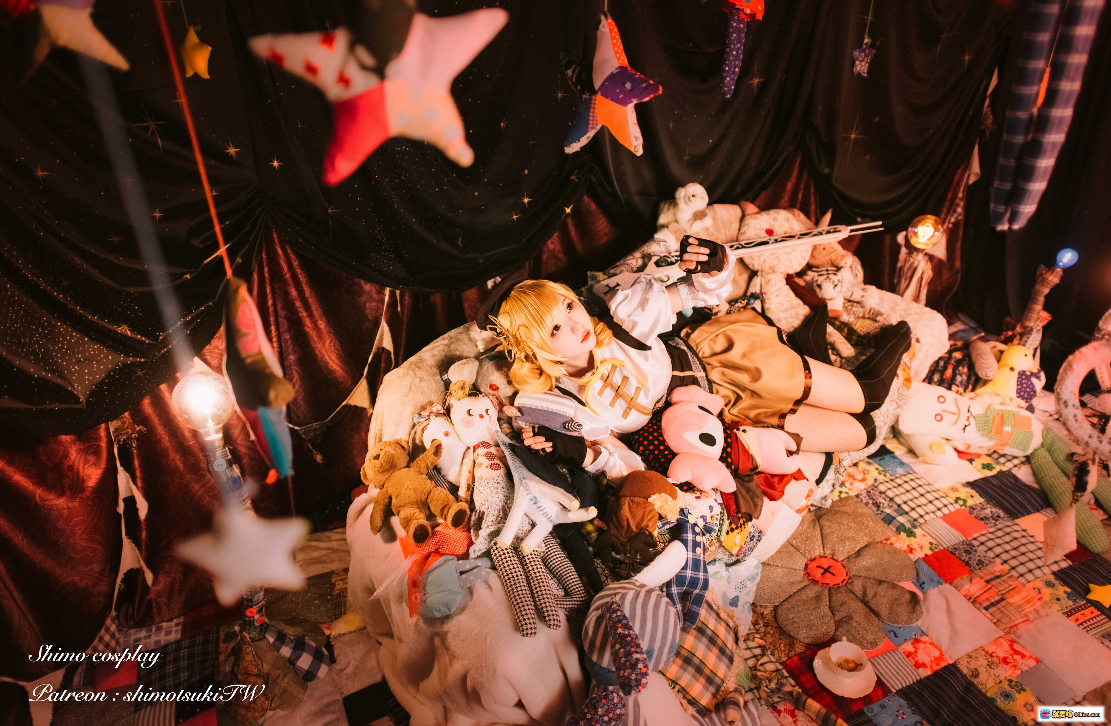 图片[8] - 霜月shimo巴麻美cosplay精致还原｜魔法少女小圆角色扮演｜华丽服装武器道具｜梦幻星空背景布景｜高跟长靴金发双马尾造型 - 就要吻