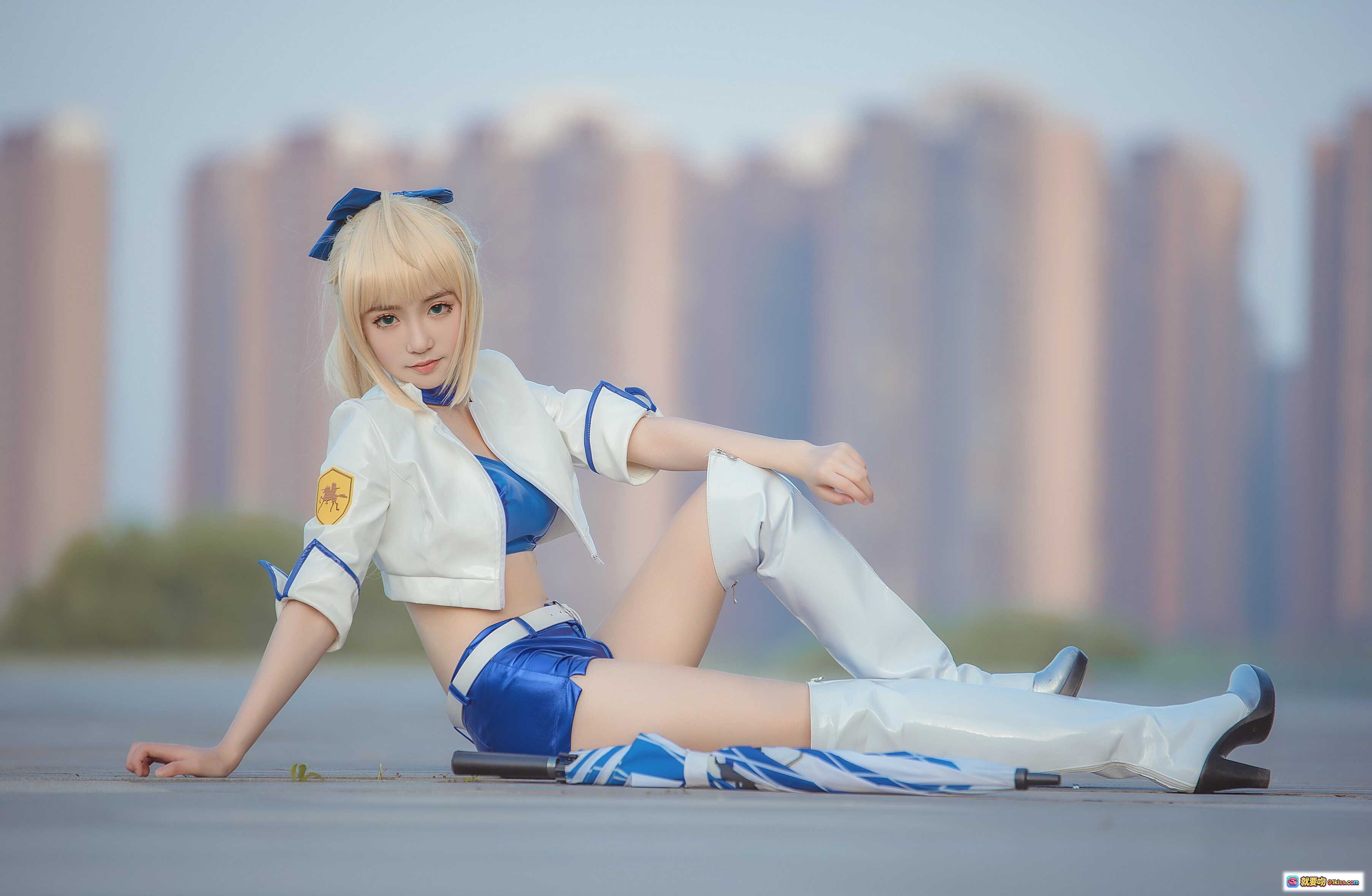 图片[6] - 阿尔托莉雅赛车服cosplay写真｜蓝白制服+短裤+长靴｜金发双马尾造型｜户外玻璃幕墙背景 - 就要吻