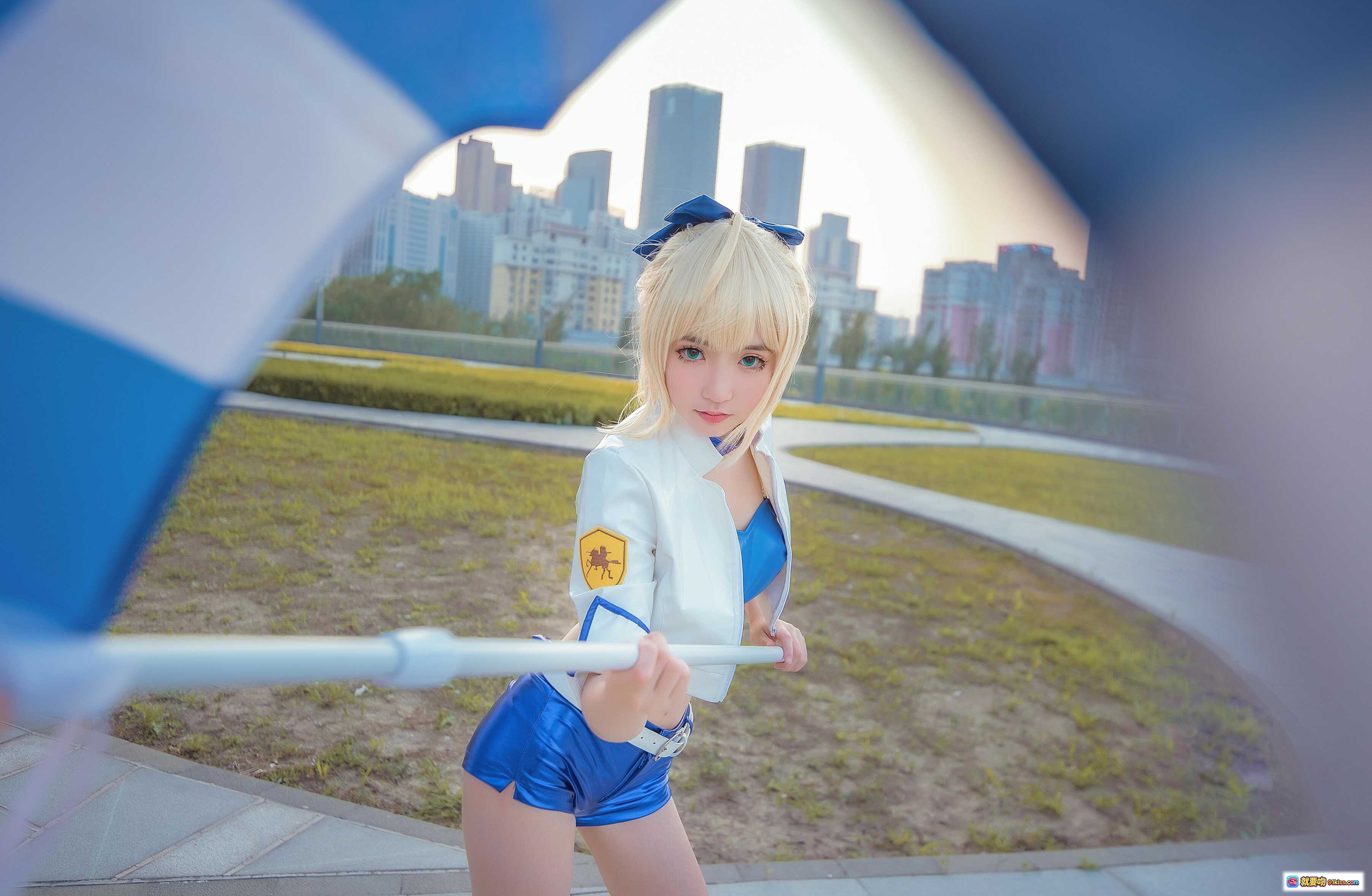 图片[4] - 阿尔托莉雅赛车服cosplay写真｜蓝白制服+短裤+长靴｜金发双马尾造型｜户外玻璃幕墙背景 - 就要吻