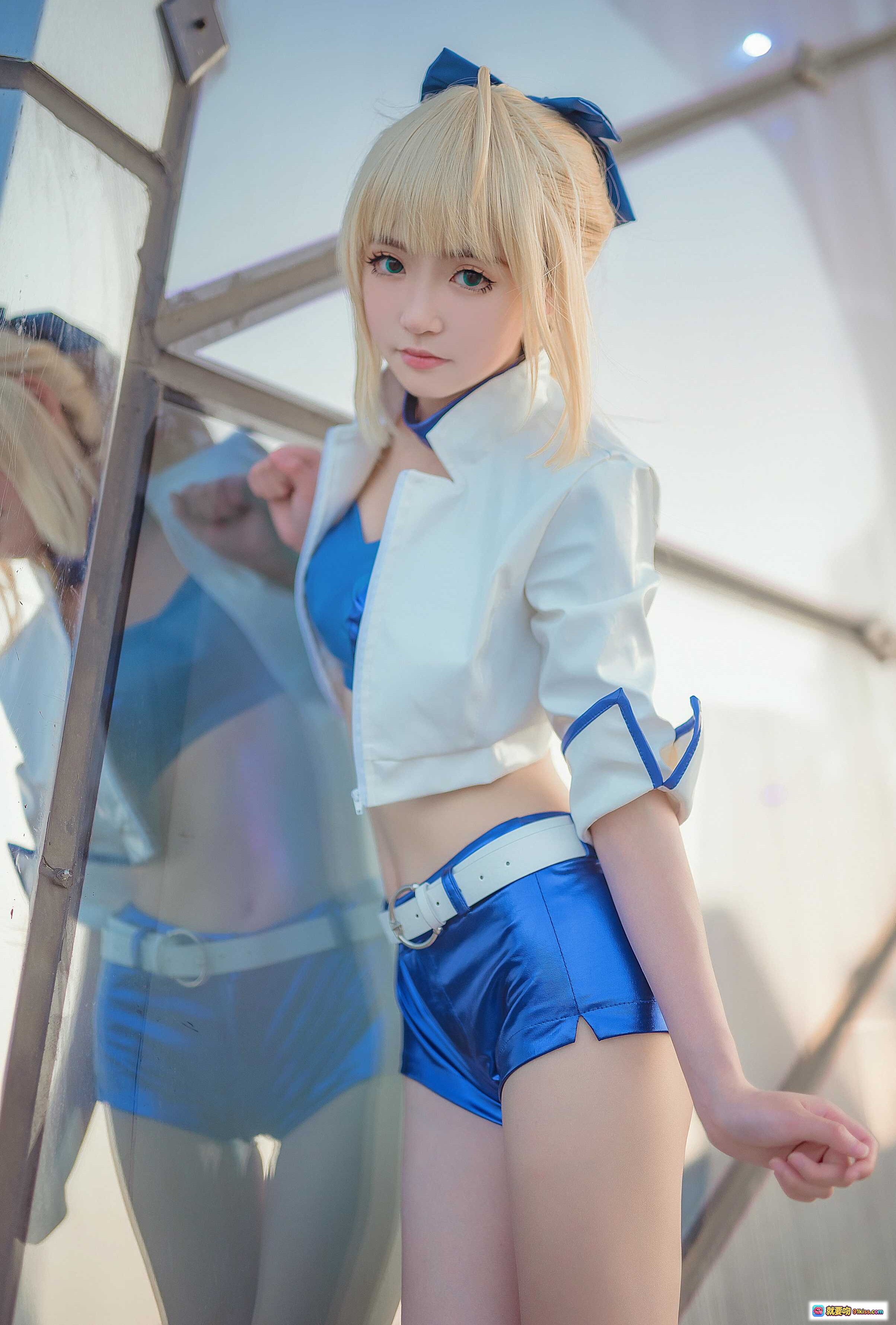 图片[10] - 阿尔托莉雅赛车服cosplay写真｜蓝白制服+短裤+长靴｜金发双马尾造型｜户外玻璃幕墙背景 - 就要吻